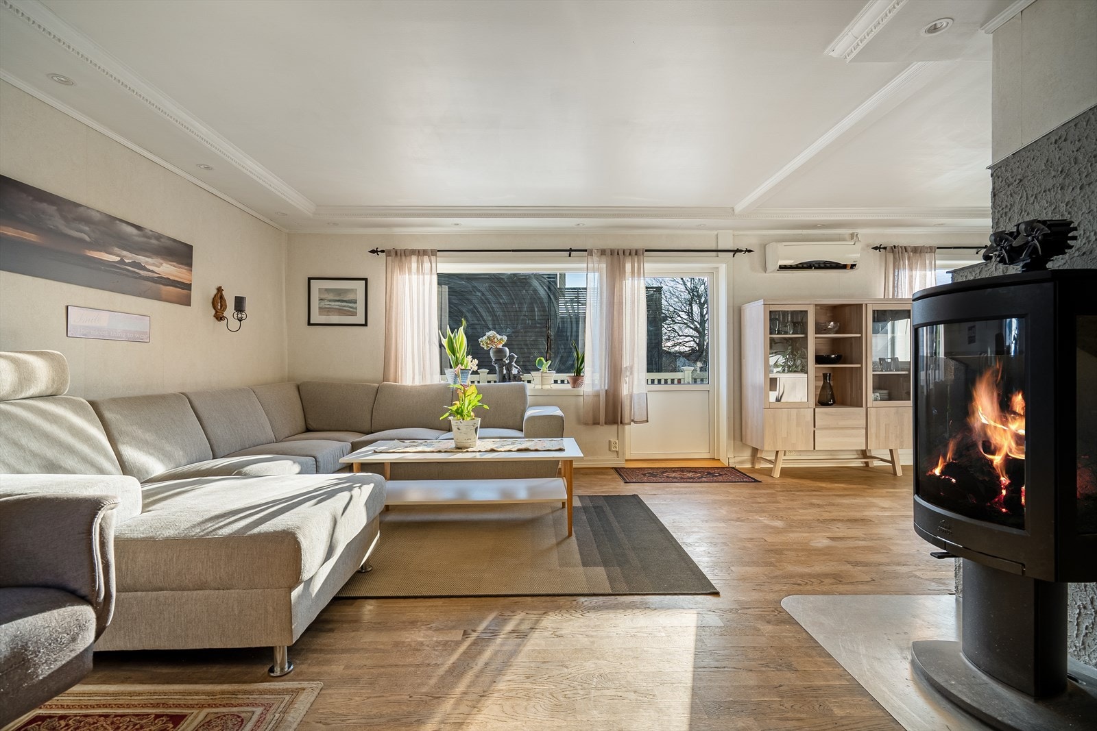 Stor stue med god plass for møblering. Galleribilde