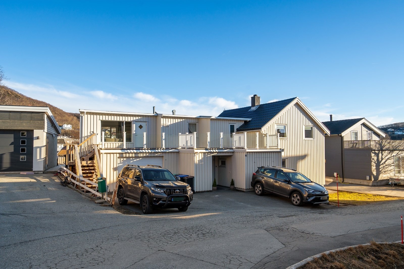 Velkommen til Solliveien 43. En romslig og flott enebolig med sentral beliggenhet. Påbygget og med godkjent utleie. Galleribilde