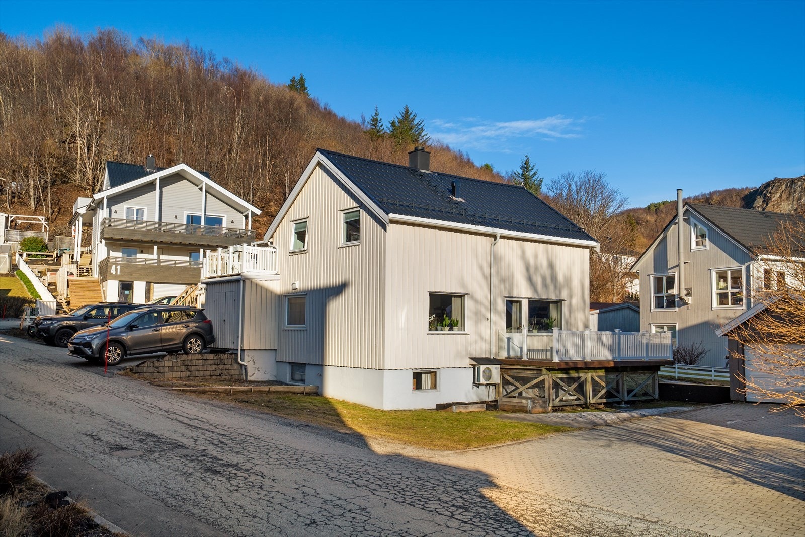 Boligen ligger sentralt til Rønvika med kort vei til det meste. Gode lys og solforhold på eiendommen. Galleribilde
