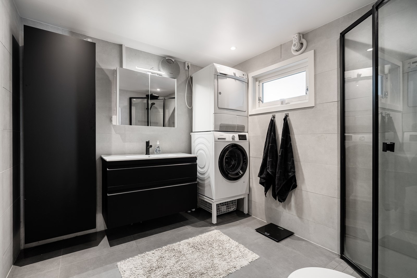 Lekkert og moderne bad i hovedboligen. Dusjhjørne og godt med oppbevaringsplass. Galleribilde