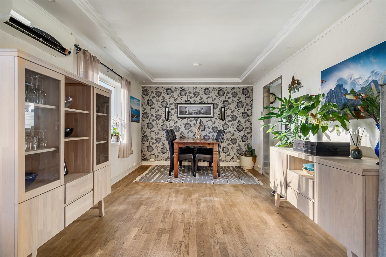 Romslig spisestue med god plass for stor spisegruppe. Galleribilde