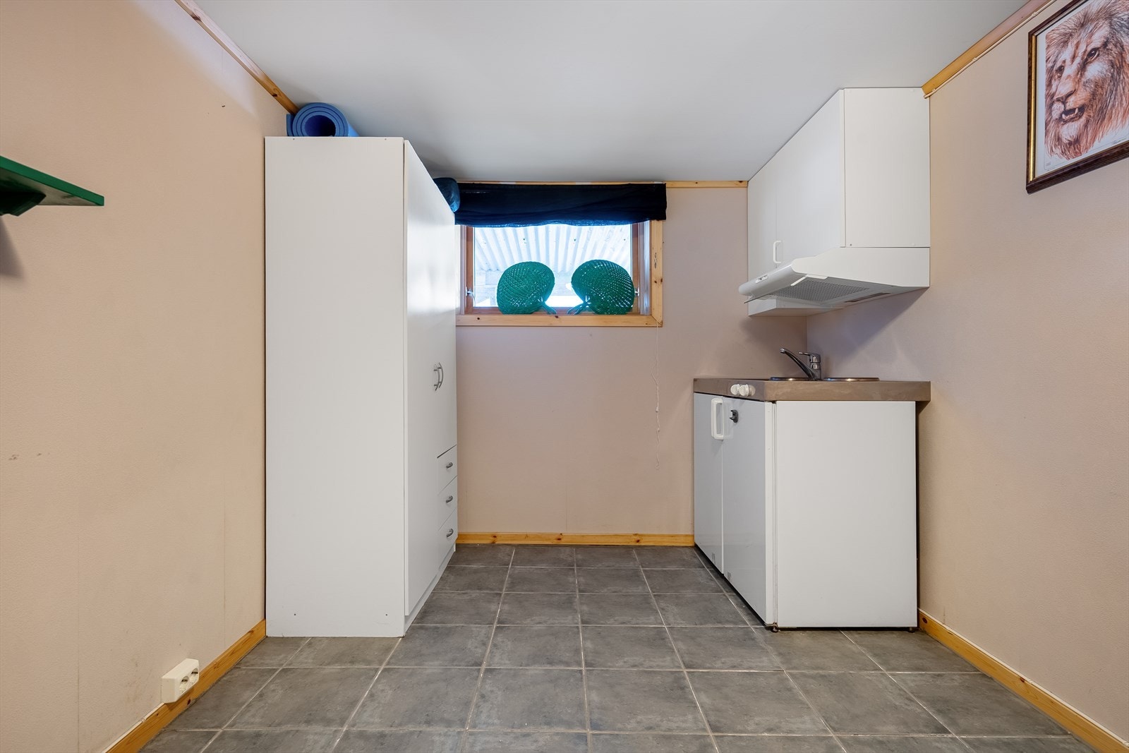 Bod/ Disponibelt rom.Tidligere hybel rom i kjeller. Galleribilde