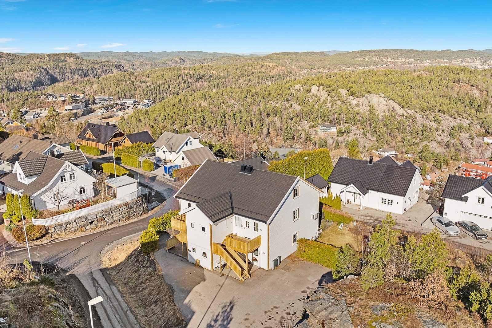 Leiligheten har attraktiv beliggenhet på Sjåen. Galleribilde