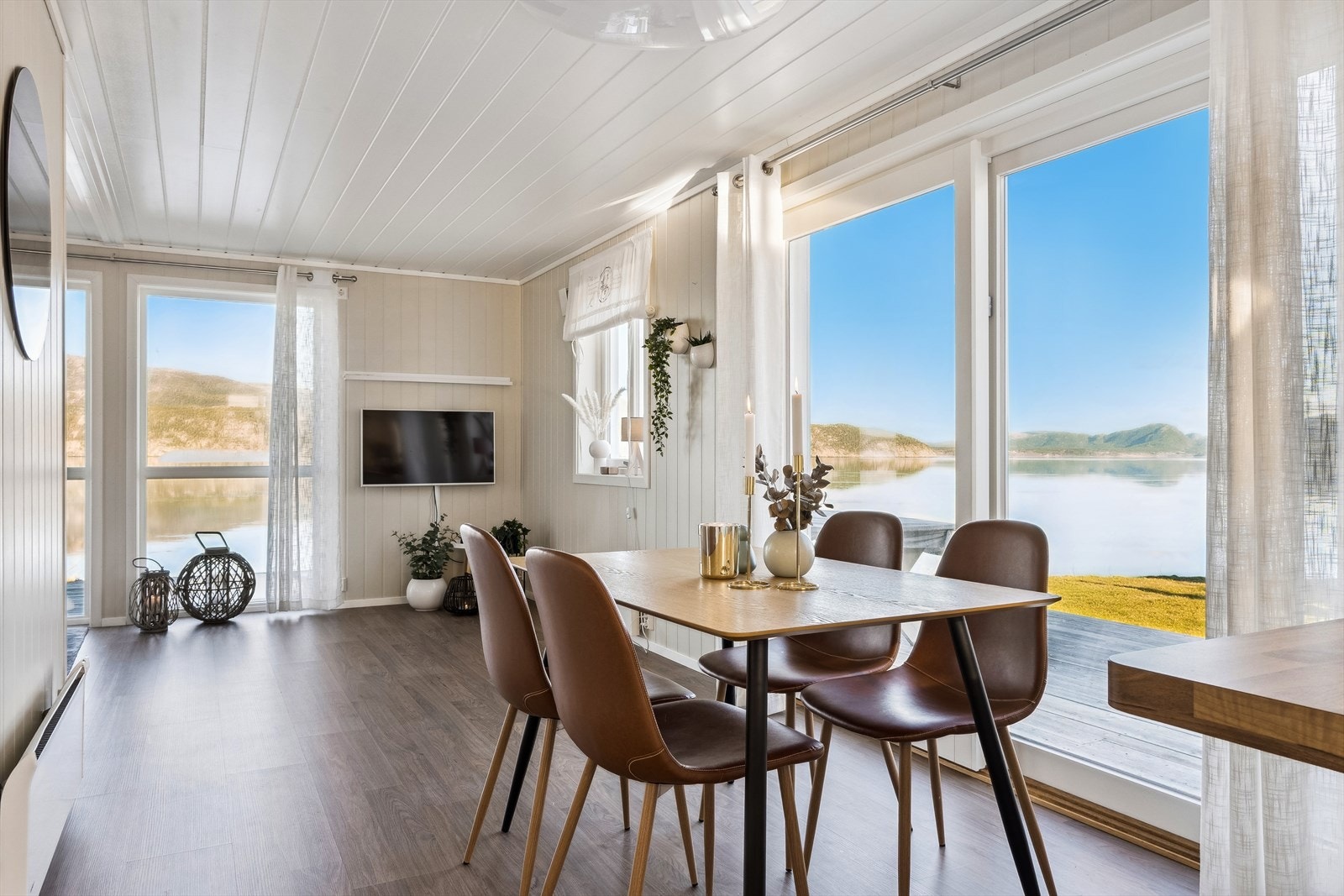 Den åpne løsningen gir god plass til spisegruppe. Galleribilde