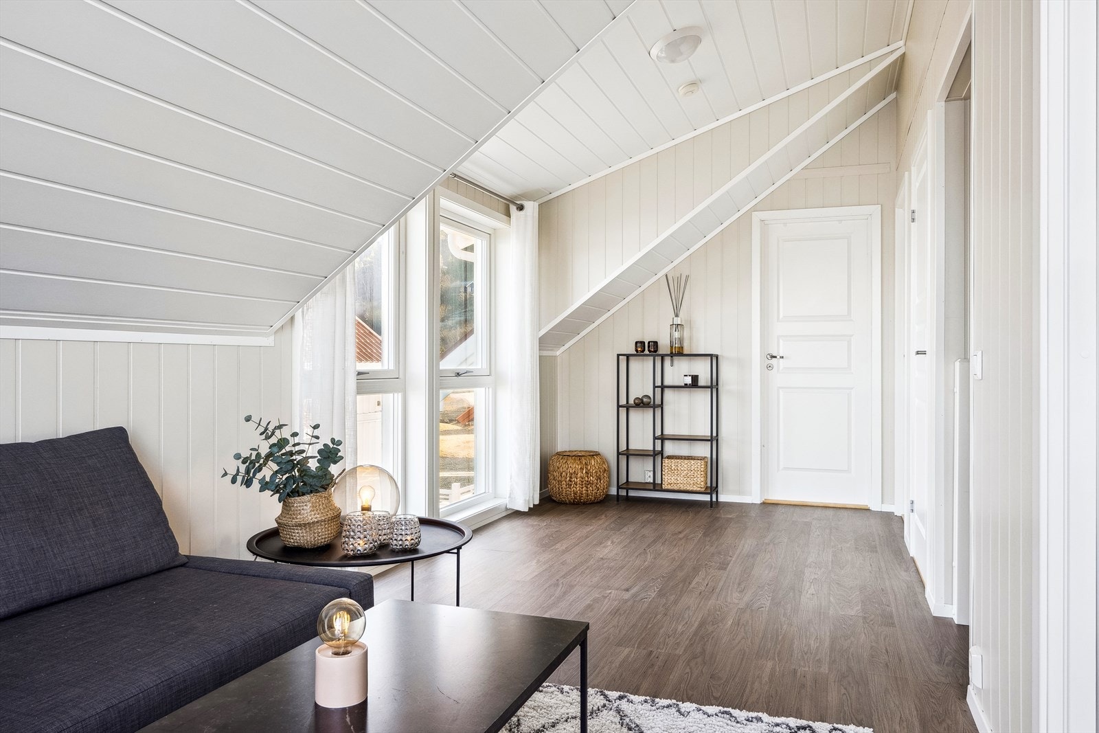Lofstue med adkomst til 3 soverom og toalett. Galleribilde