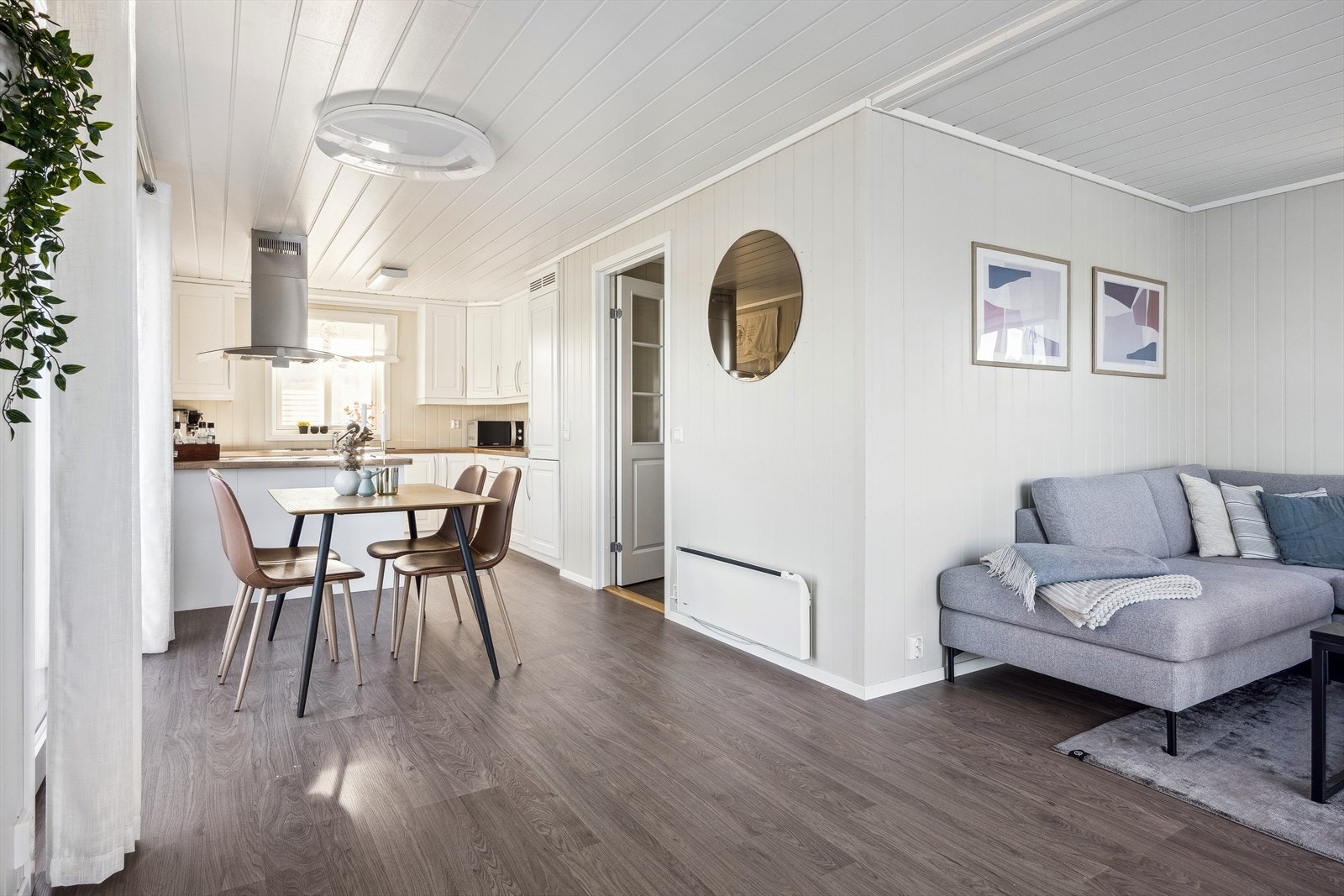Den åpne stue- og kjøkkenløsningen er på ca 30 m². Galleribilde
