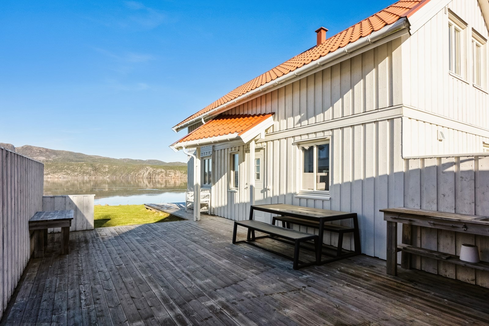 Terrasser på tilsammen 100 kvm som omkranser eiendommen. Galleribilde