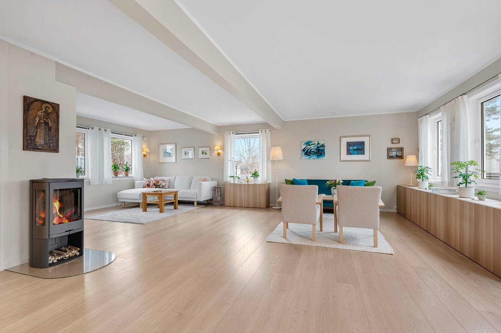 Lys og innbydende stue, med vedfyring. Galleribilde