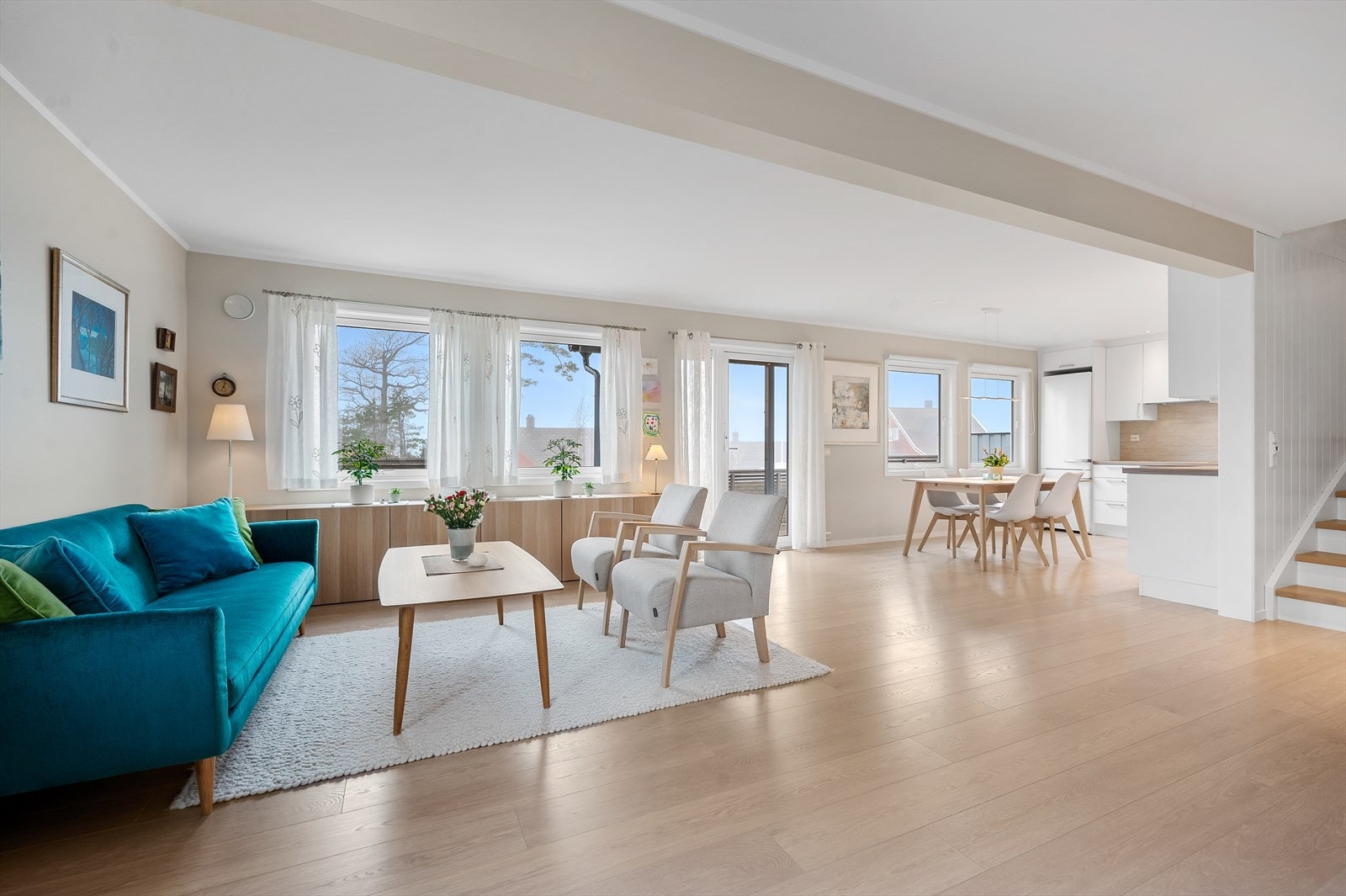 Stuen er åpen mot kjøkken. Galleribilde