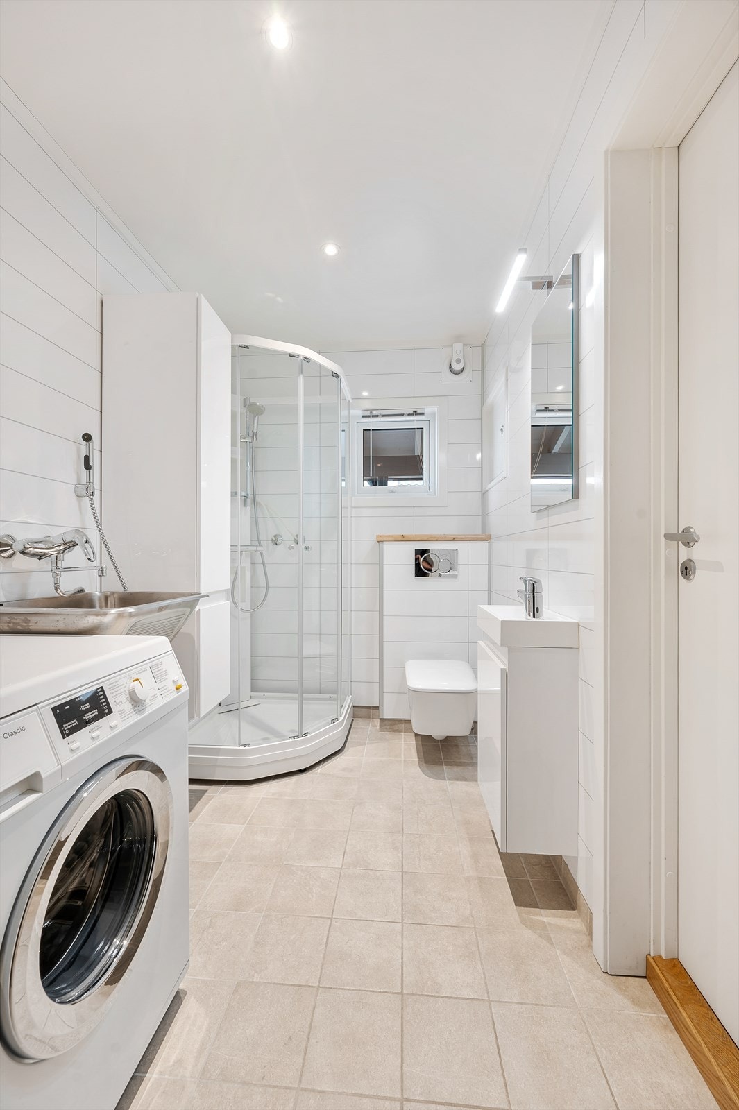 Vaskerom i 1.etasje. Innredet med dusjkabinett, servant i møblement og veggengt toalett. Galleribilde