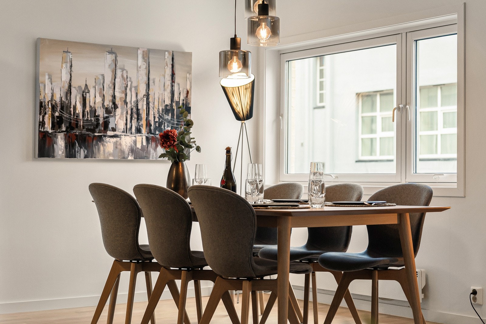 God naturlige lyskilder i stuen fra vinduene. Galleribilde