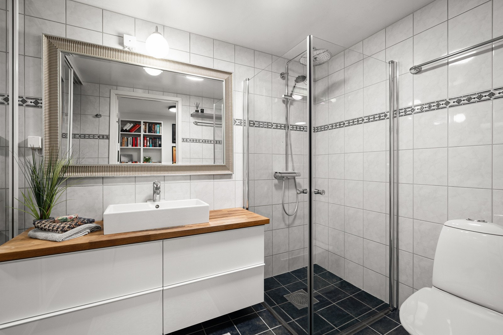 Badet er på 5,7 kvm med fliser på både vegger og gulv. Galleribilde