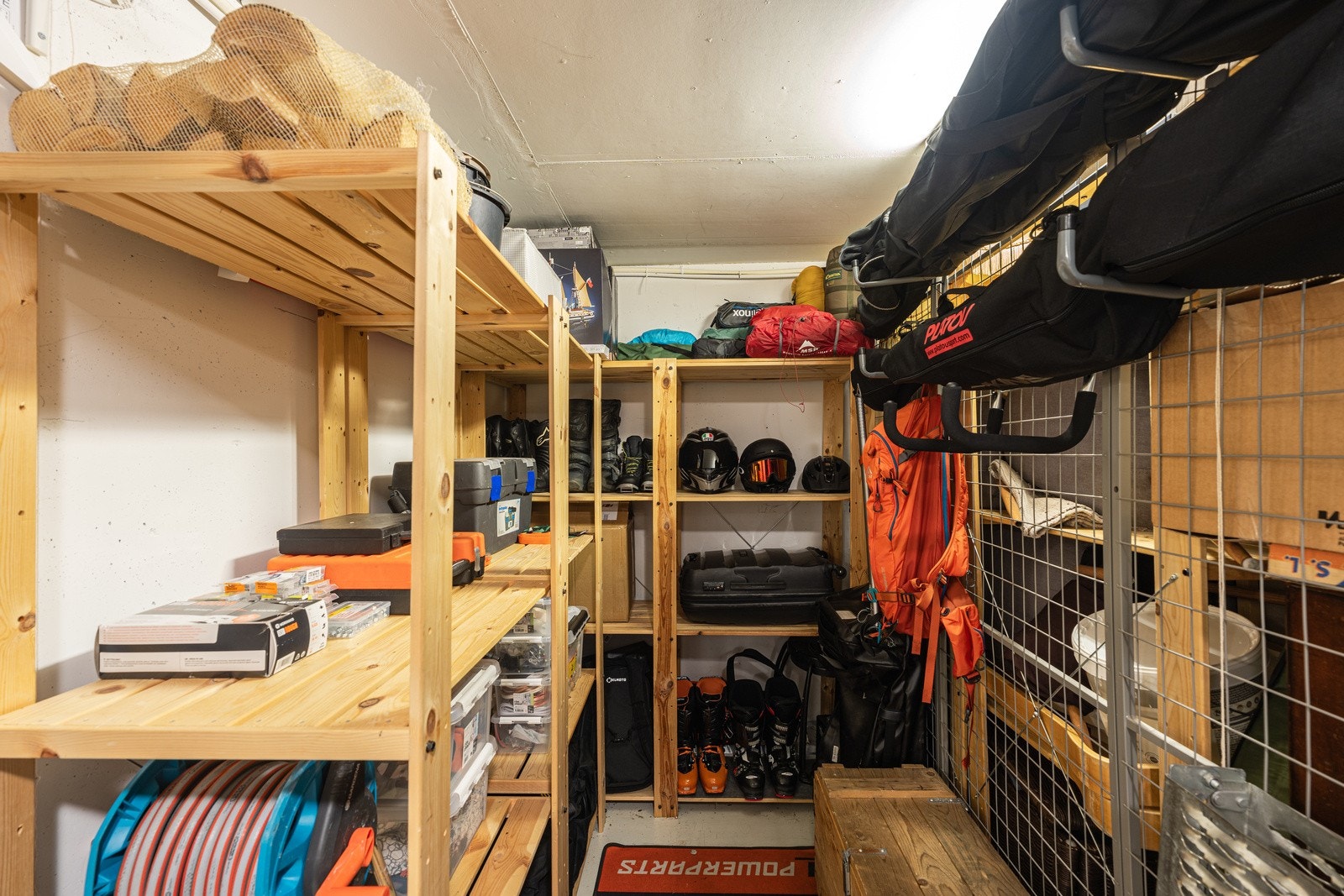 Bod i kjeller med hylleløsninger som medfølger er på 4,4 kvm. Galleribilde