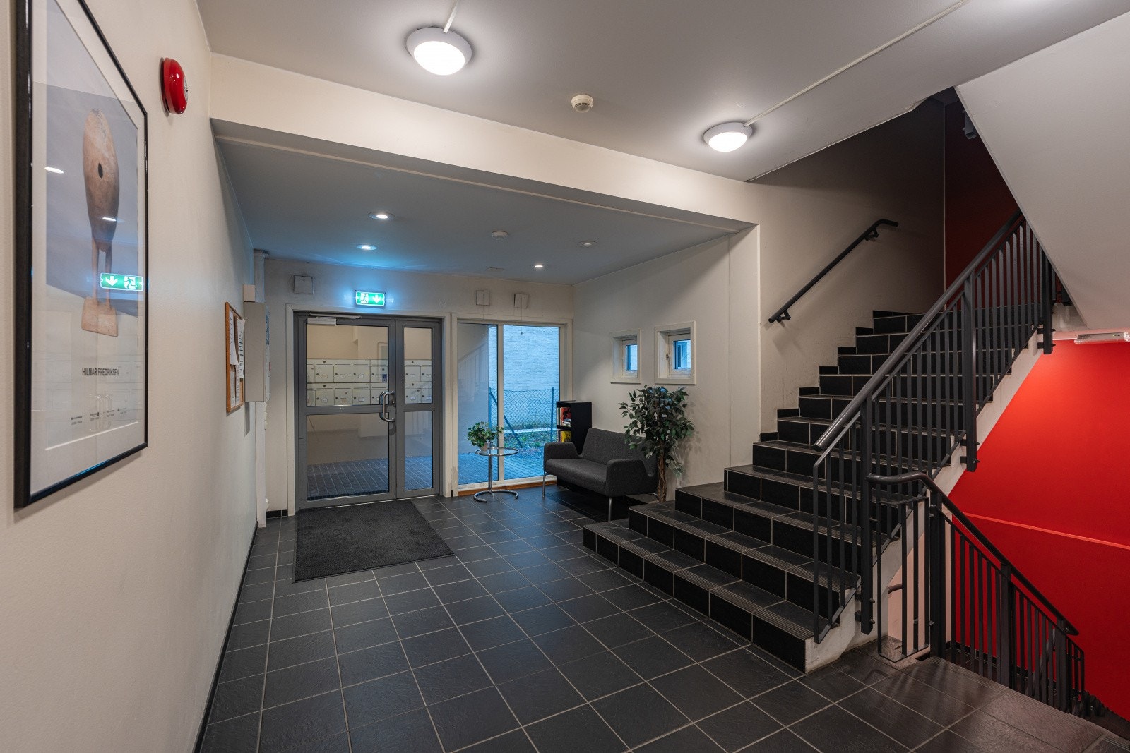 Fine inngangsparti med heisadkomst til leiligheten. Galleribilde