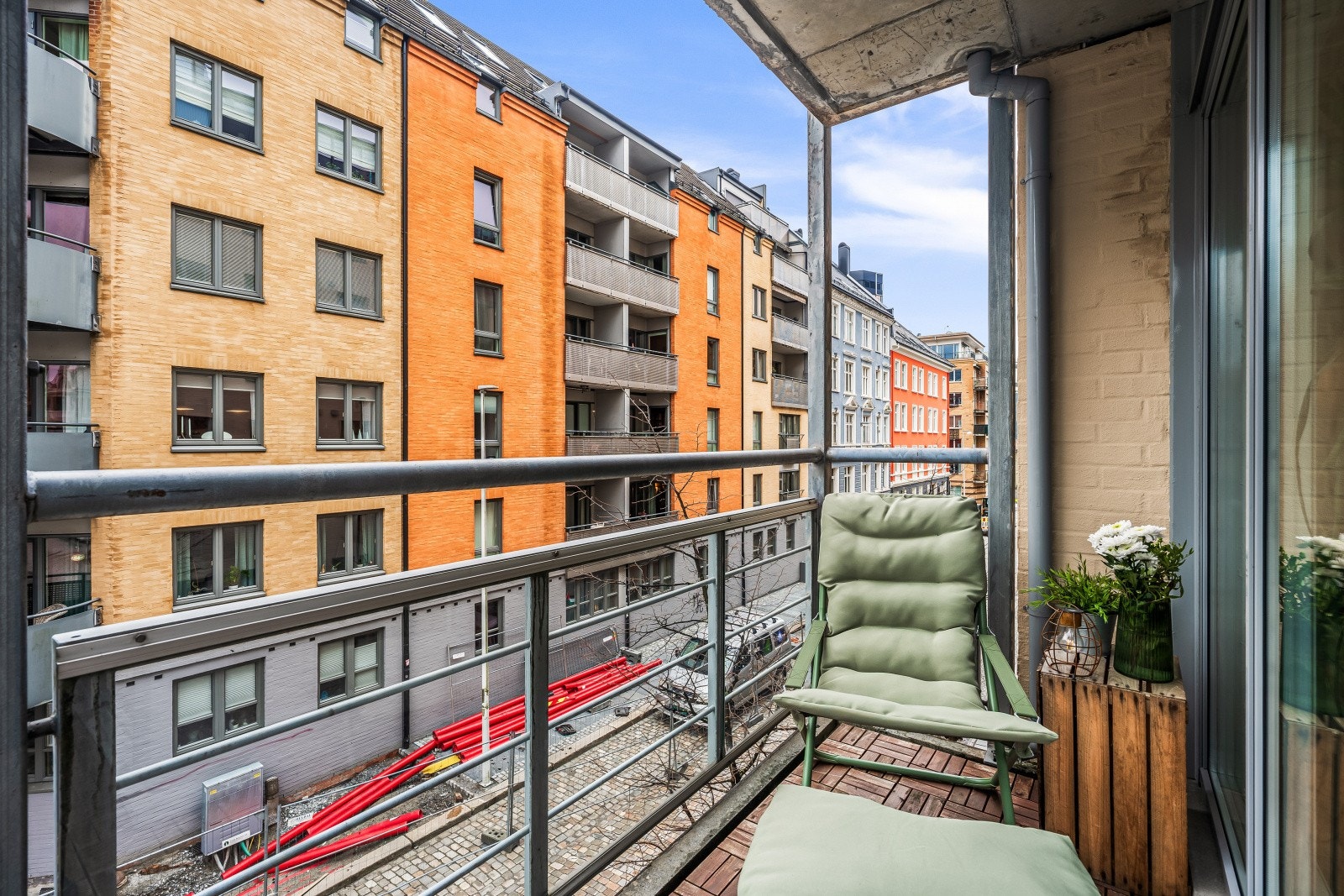 På altanen kan man nyte morgenkaffen, eventuelt nyte et glass med kald drikke. Galleribilde