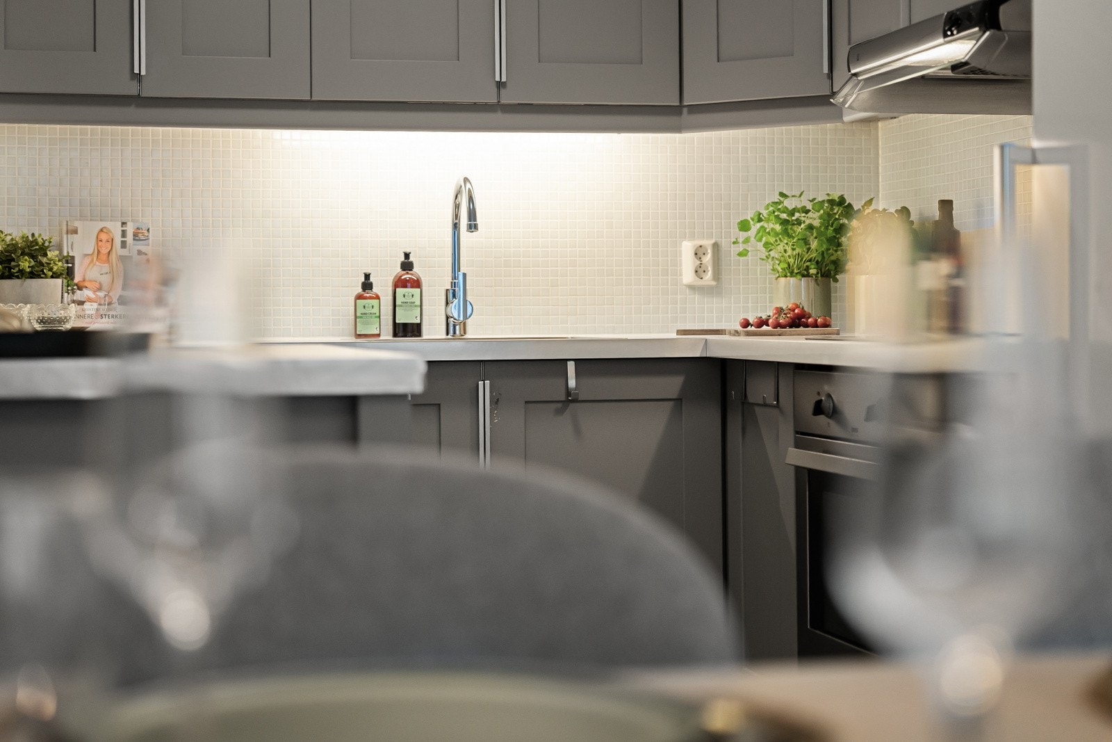 Kjøkkenet har integrert platetopp, stekeovn og oppvaskmaskin. Galleribilde