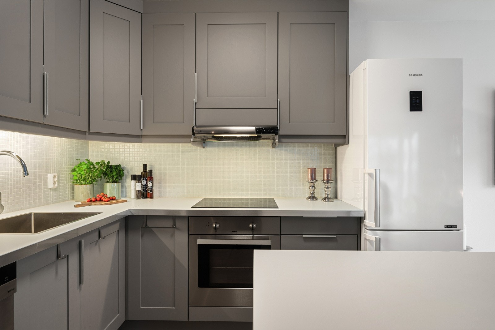 Maksimalt utnyttet med gode oppbevaringsløsninger i skap og hylleløsningene uten at det går på akkord med bevegelsesfriheten på kjøkkenet. Galleribilde