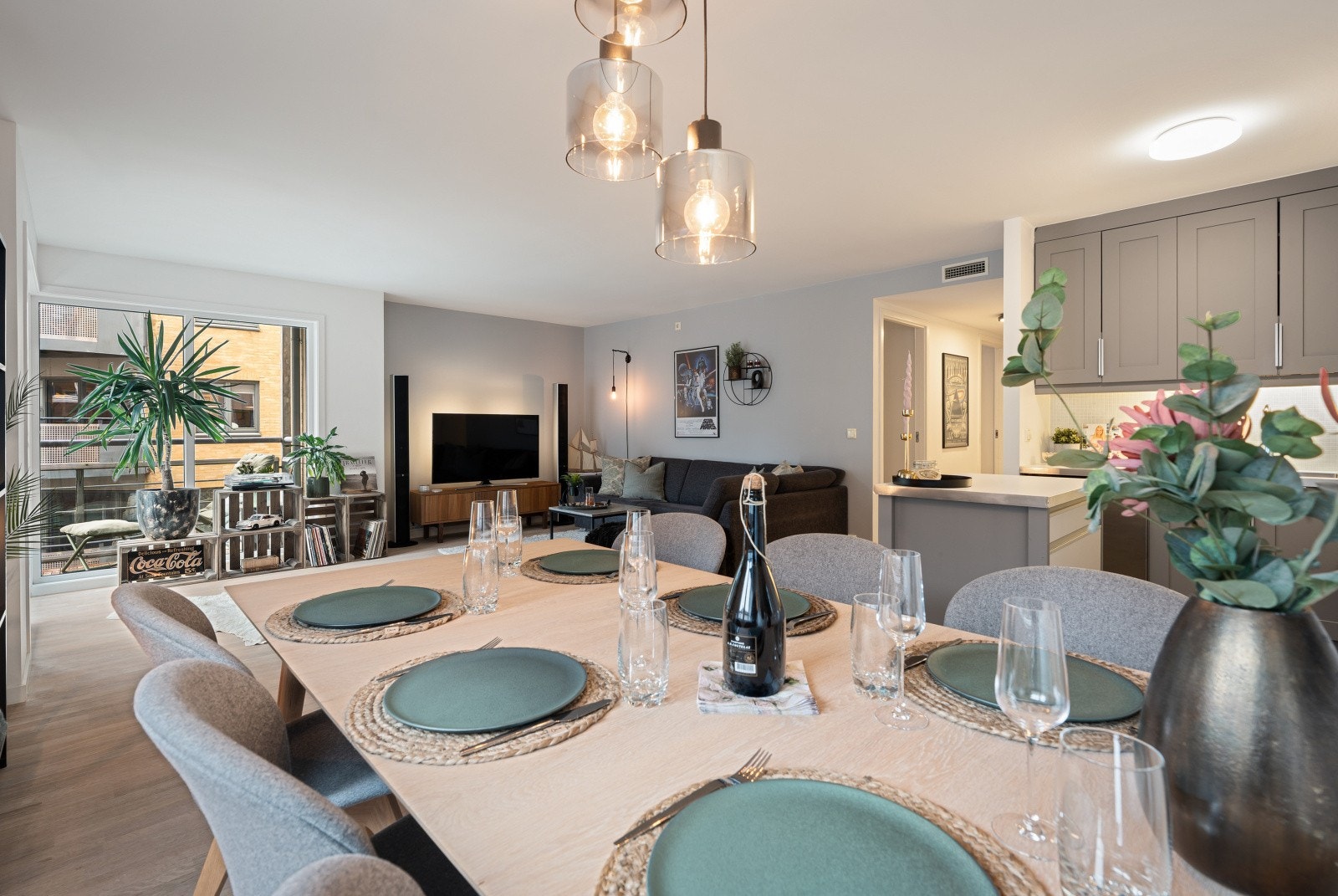 Du kan enkelt plassere både en stor sofa og et romslig spisebord uten at det føles trangt. Galleribilde