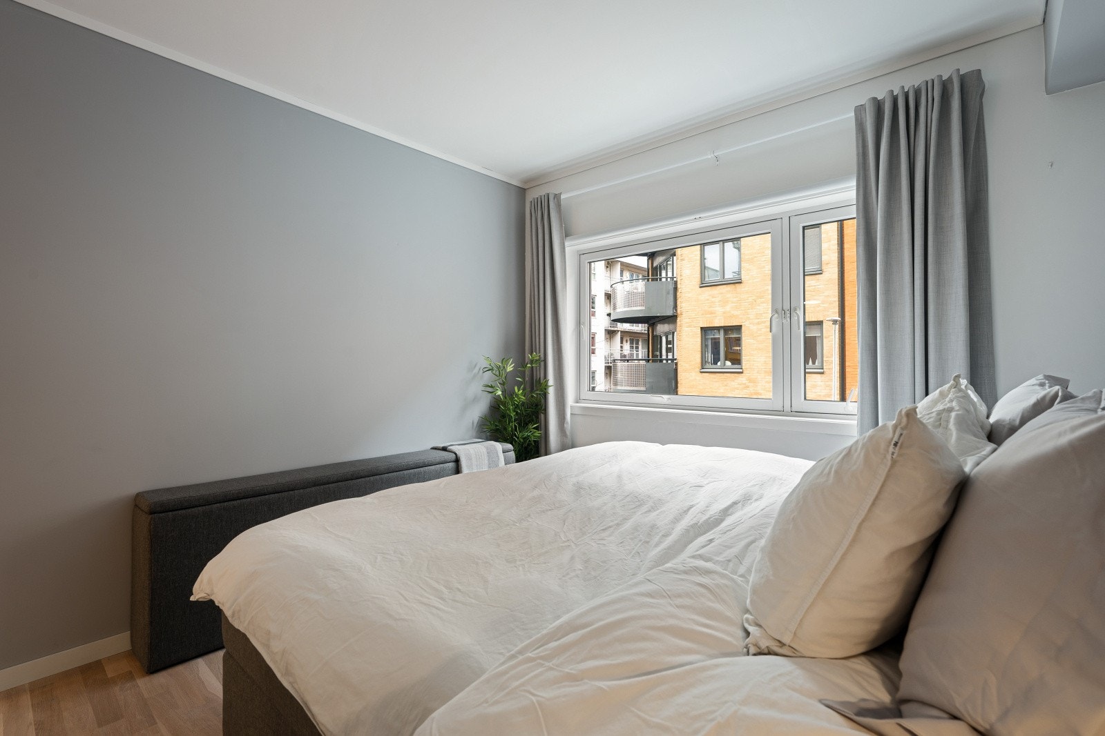 God plass på begge rom til både stor seng, garderobe og ellers ønsket innredning. Galleribilde