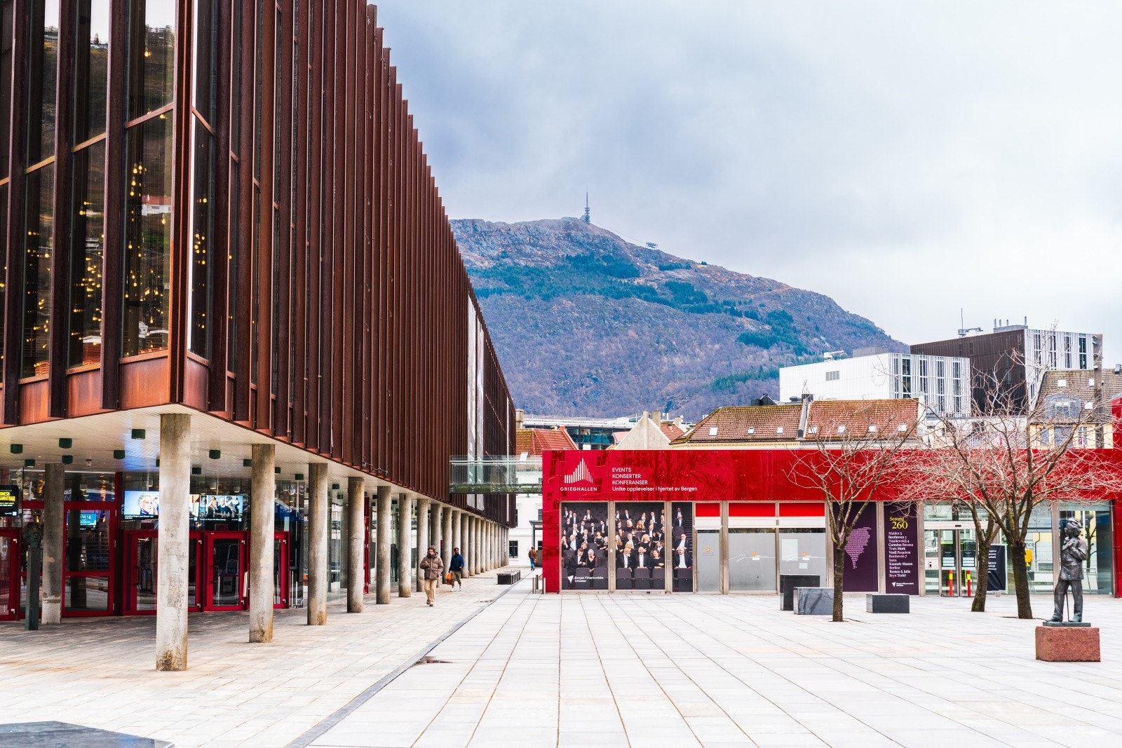 Grieghallen, Bergens storstue, er innen gangavstand og kan og ses fra leiligheten. Galleribilde