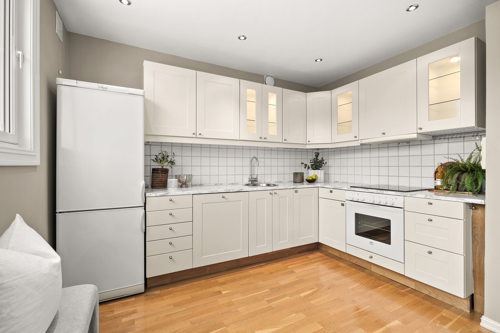 Her er det også godt med lagringsplass i over- og underskap. Galleribilde