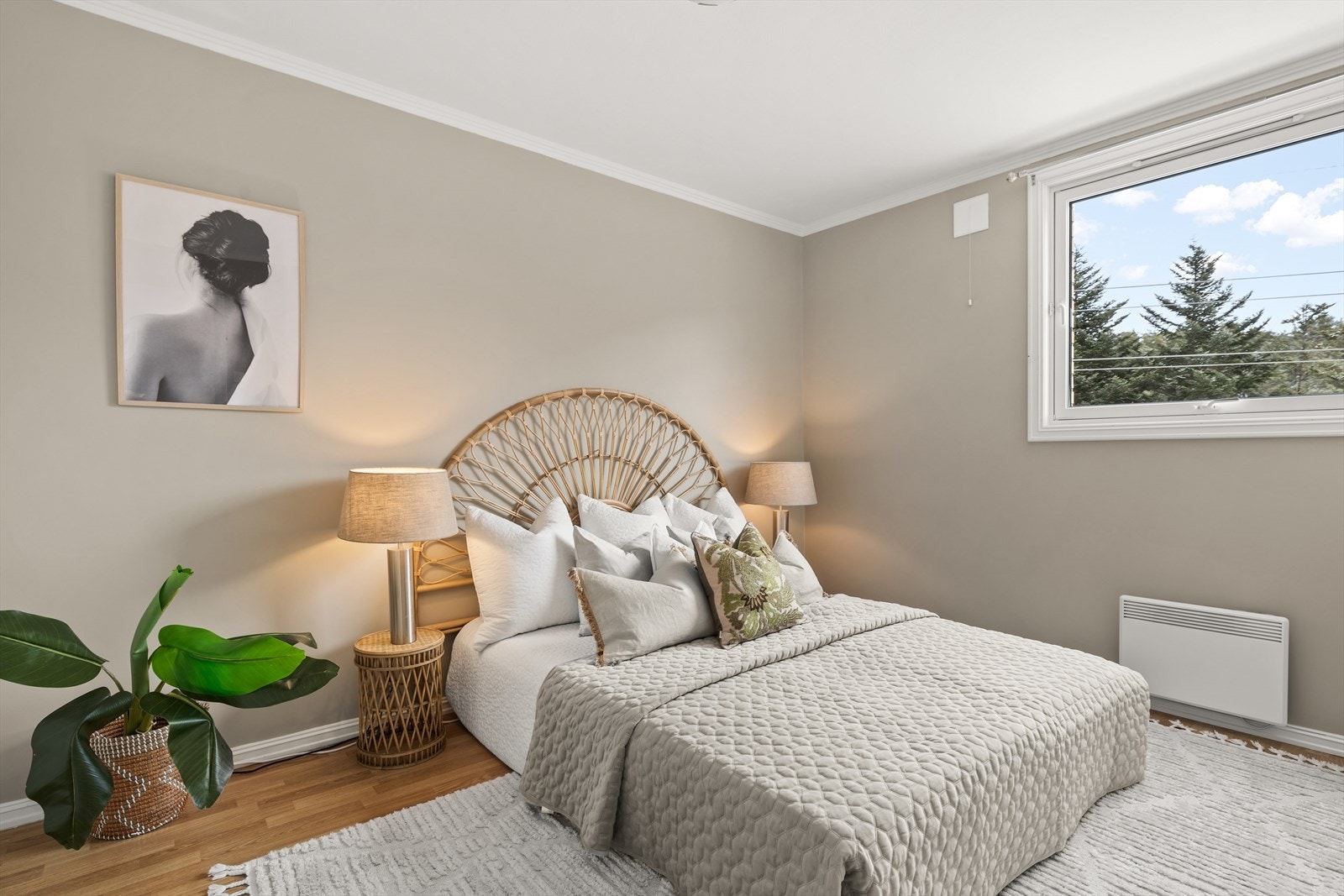 Hovedsoverommet er av god størrelse med plass til stor dobbeltseng og tilhørende nattbord. Galleribilde