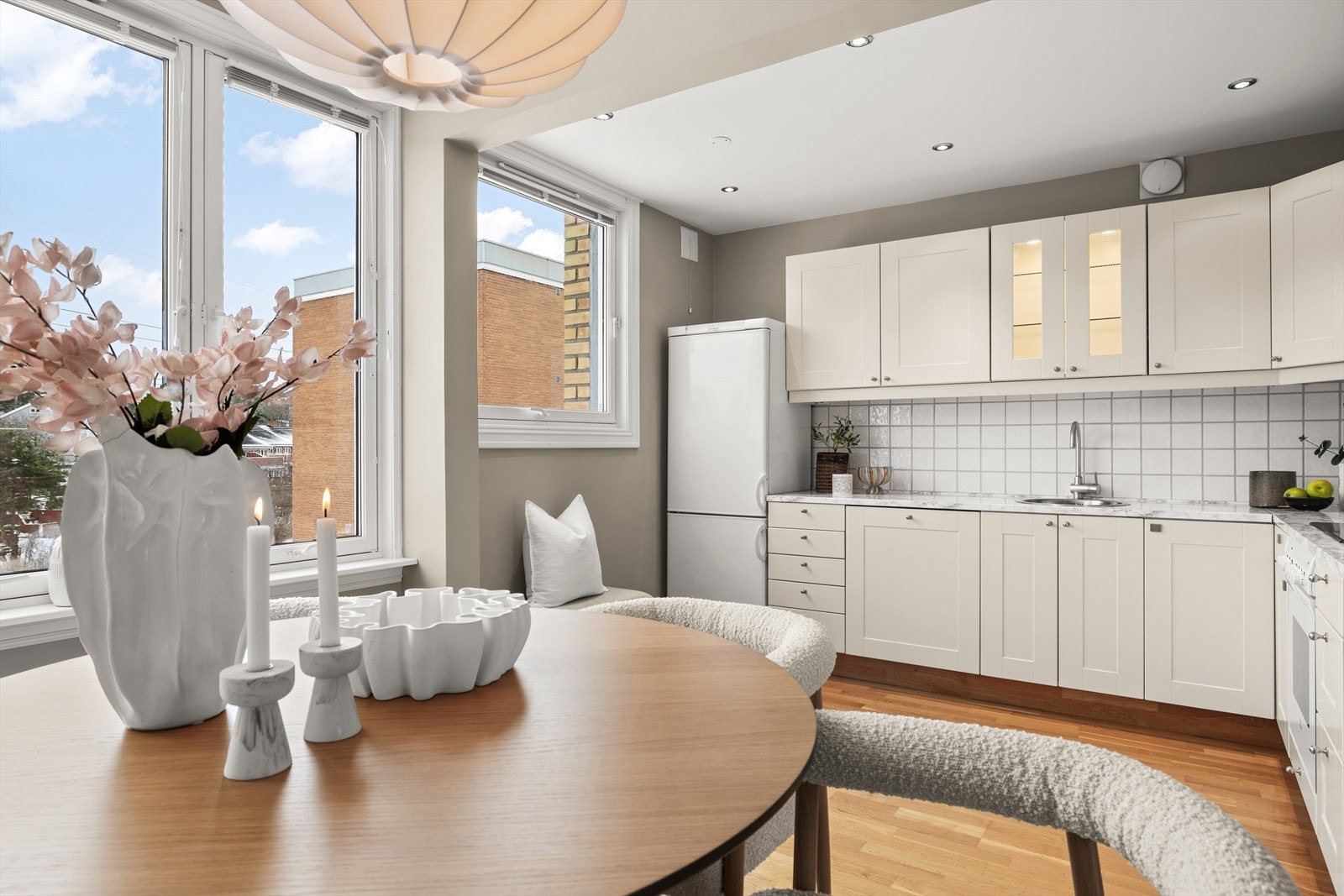 Romslig kjøkken med god plass til en spisegruppe. Galleribilde