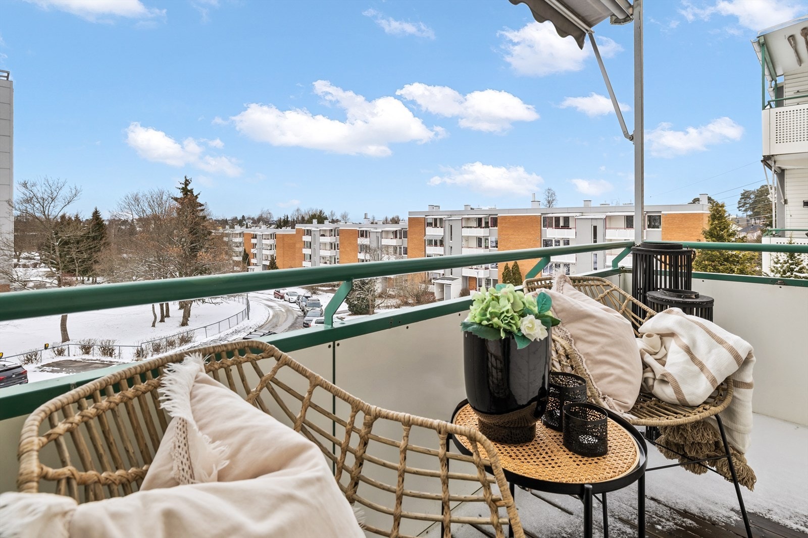 Fra stue er det utgang til nord-vestvendt balkong på 4 m². Her kan ettermiddags- og kveldssola nytes. Galleribilde