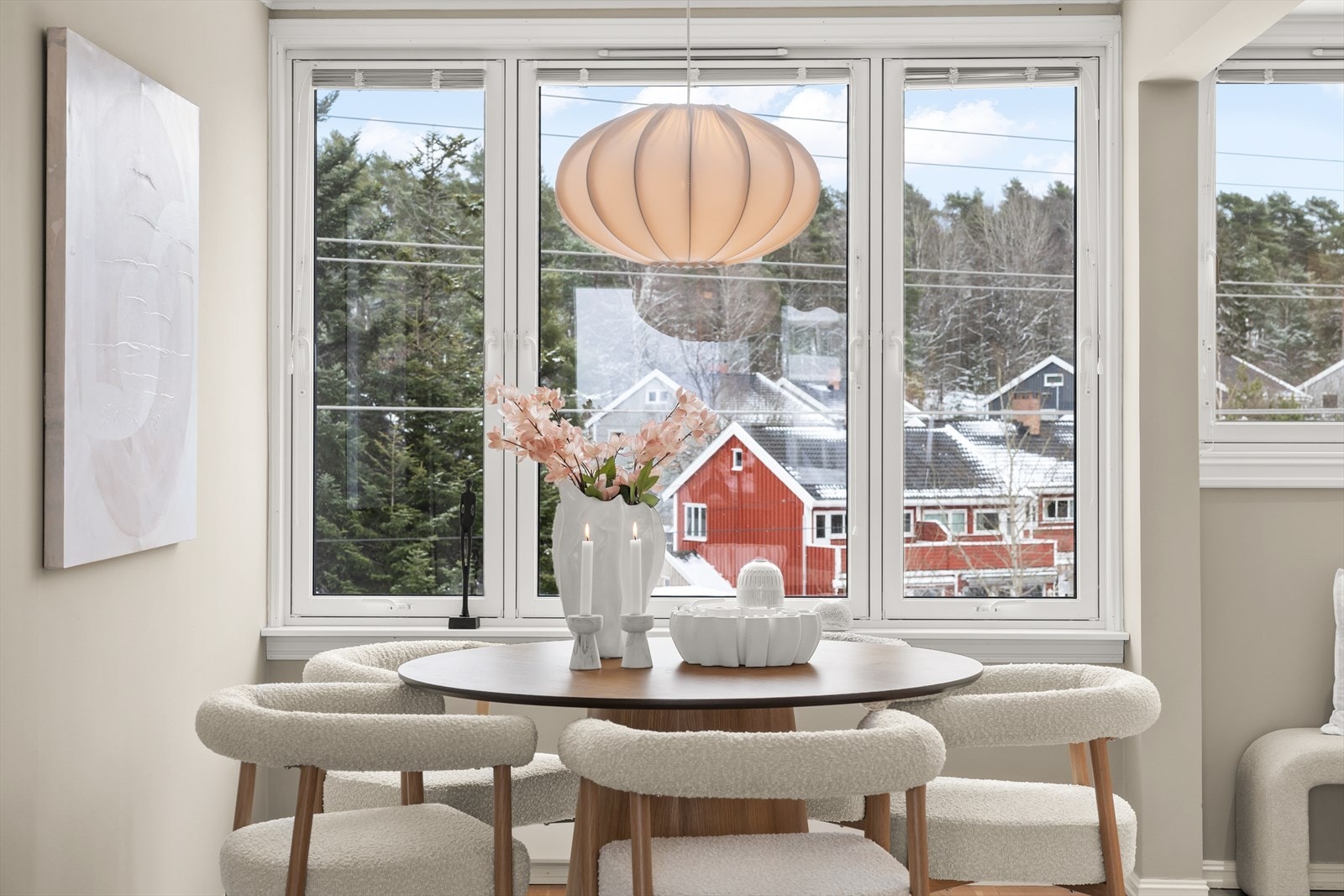 Store vindusflater gir godt med naturlig lysinnslipp. Galleribilde