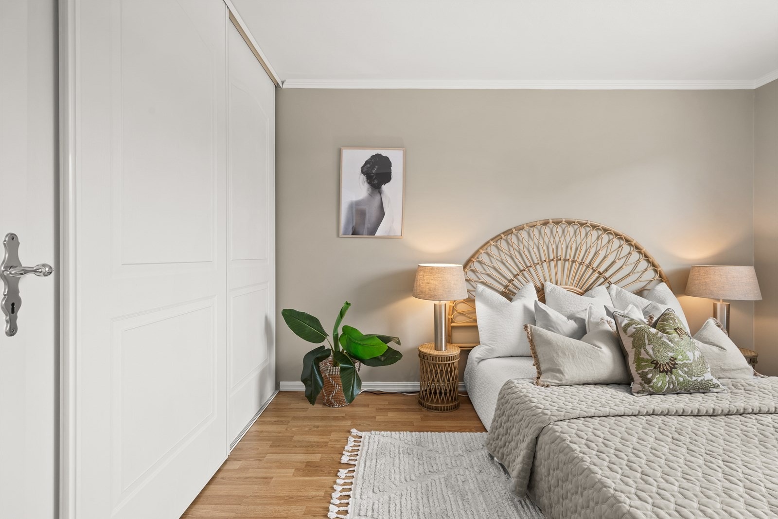 Rommet er malt i delikat fargetone som gir en lun atmosfære. Galleribilde