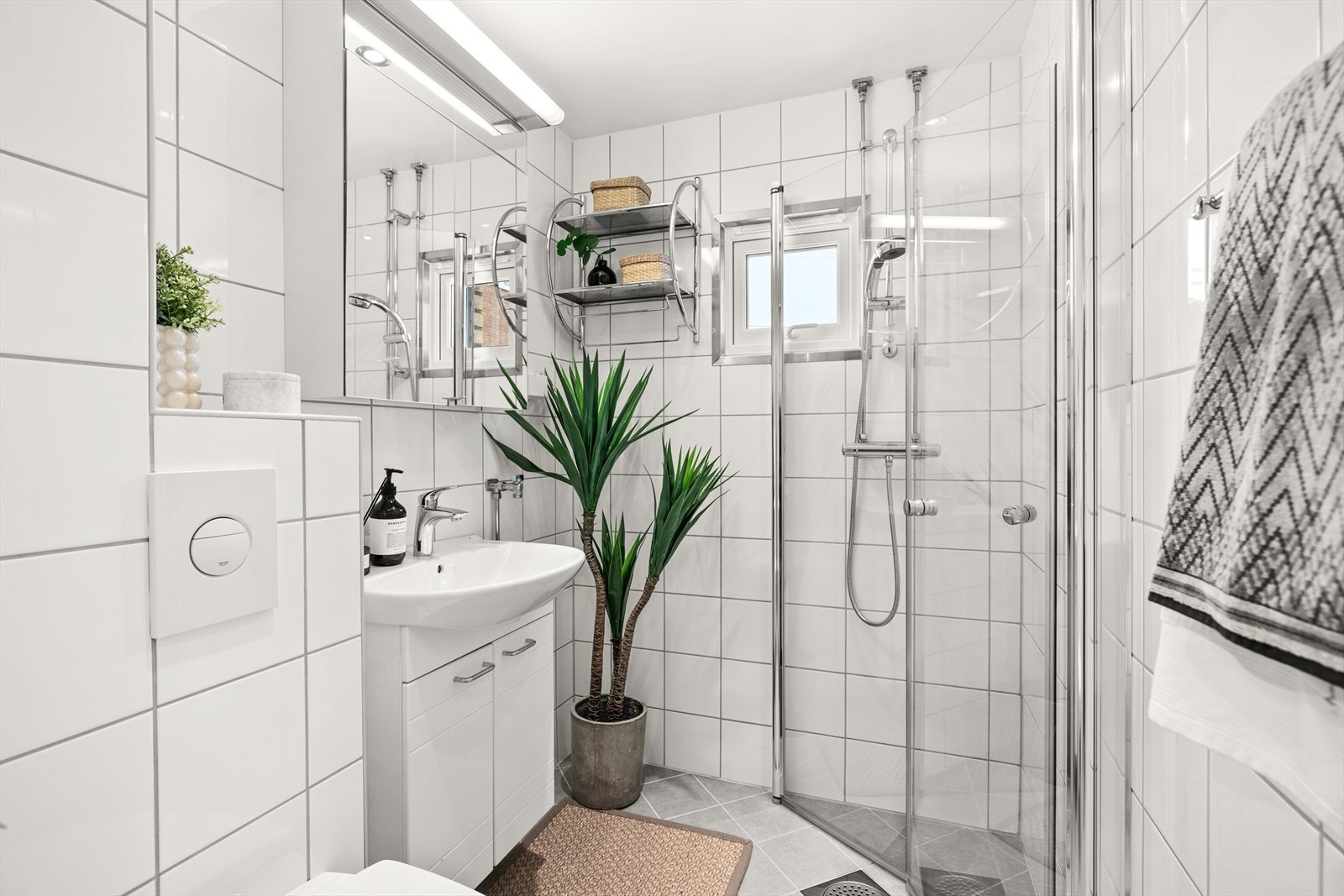 Pent flislagt baderom fra 2011 i regi av borettslaget. Badet har praktisk dusjhjørne, opplegg for vaskemaskin(smal type), servant med innredning, toalett og varmekabler på gulv. Galleribilde