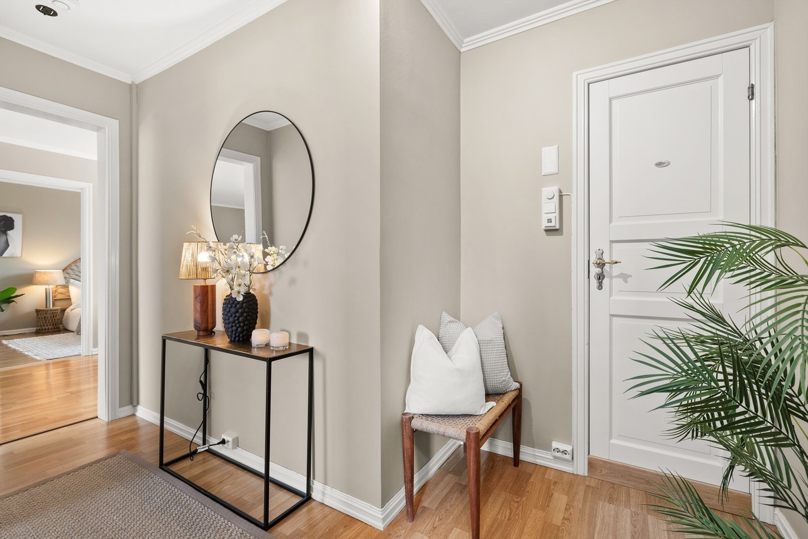 Entrè med direkte adkomst til bad og soverom 2. Praktisk kott i entrè med plass til oppbevaring av sko og yttertøy. Galleribilde