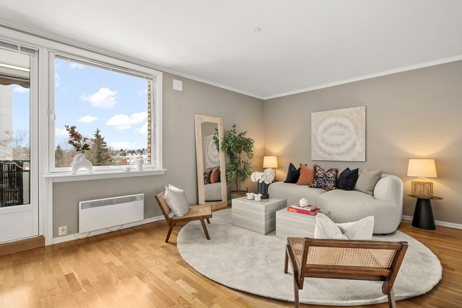 Innbydende stue med god plass til sofagruppe og ønsket møblement. Galleribilde