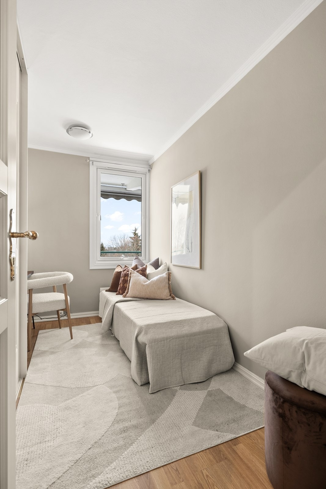 Soverom 2 med plass til seng, nattbord og skyvedørsgarderobe. Galleribilde