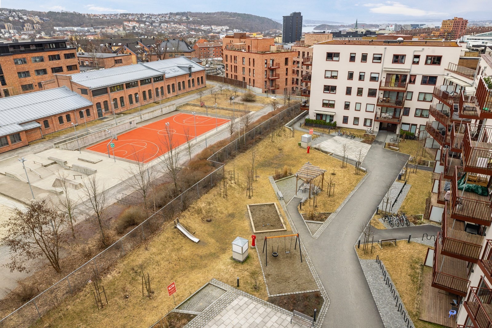 Kongsløkken Sameie består av 131 seksjoner. Nærområdet har fotballbane, skøytebane, idrettshall, svømmehall og treningssenter. Galleribilde