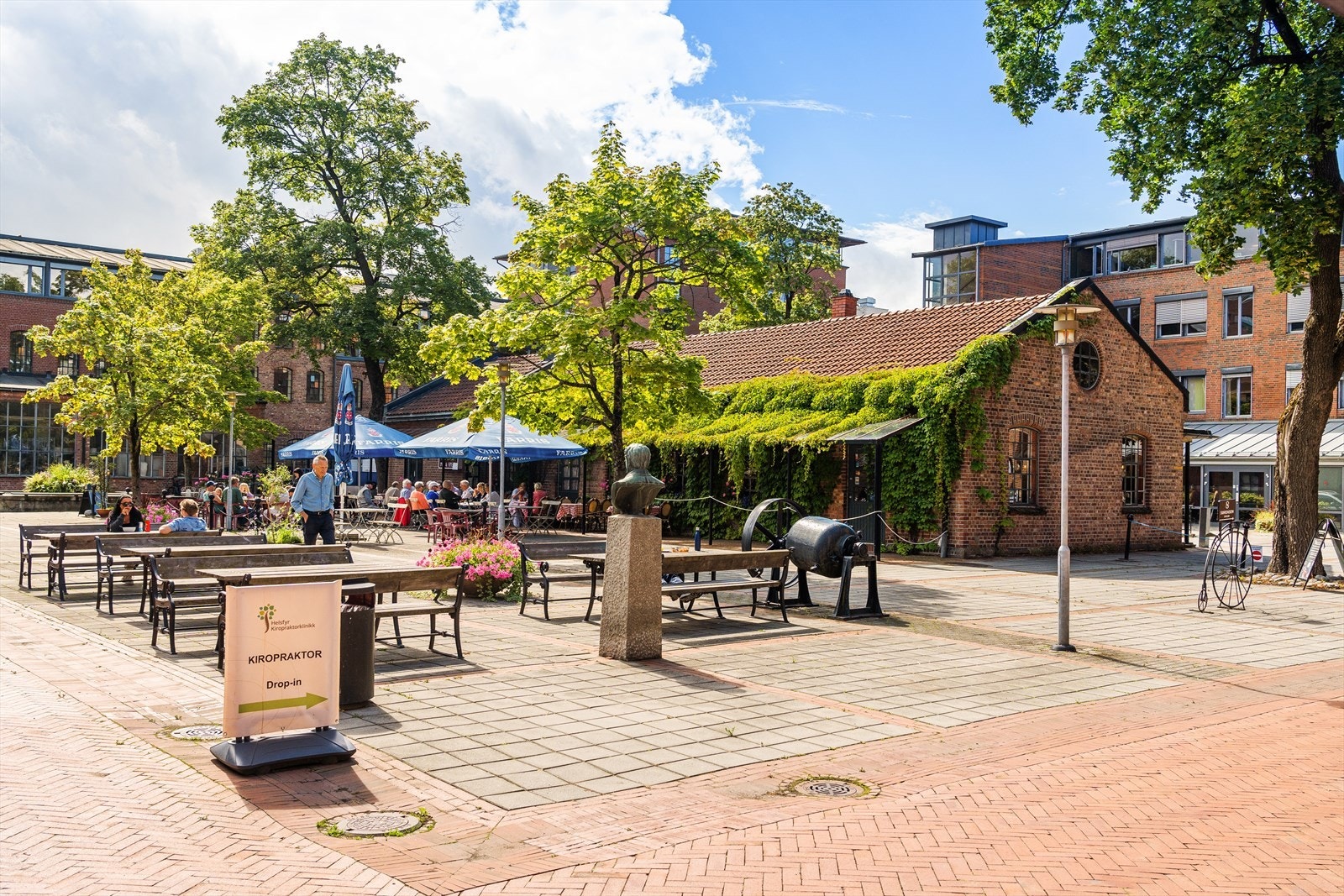 Her ser du Fyrstikktorget, med bl.a postkontor, vinmonopol, baker og Karolines Spiseri og Pub. Galleribilde