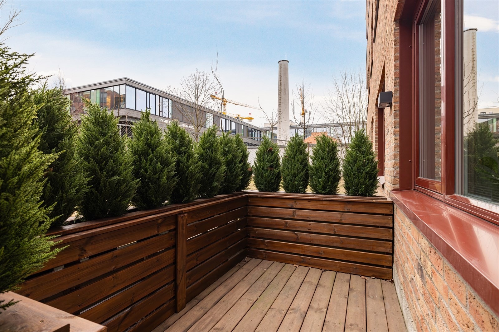 Markterrasse 2 rett utenfor hovedsoverommet og har adkomst fra gateplan/balkong 1. Galleribilde