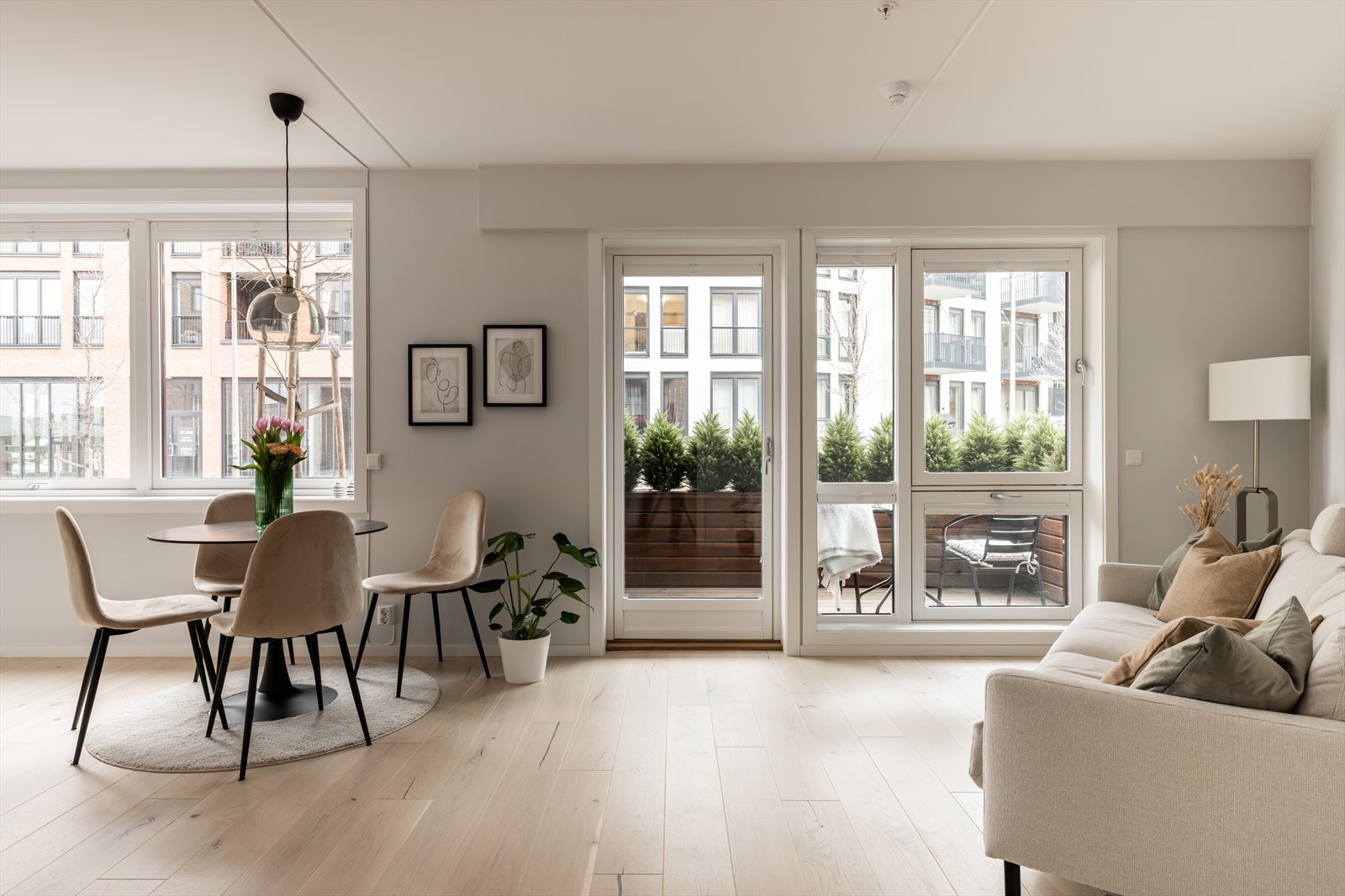 Lys og stilren stue med 1-stavs gulv parkett og store vinduer som slipper inn rikelig med naturlig lys. Galleribilde
