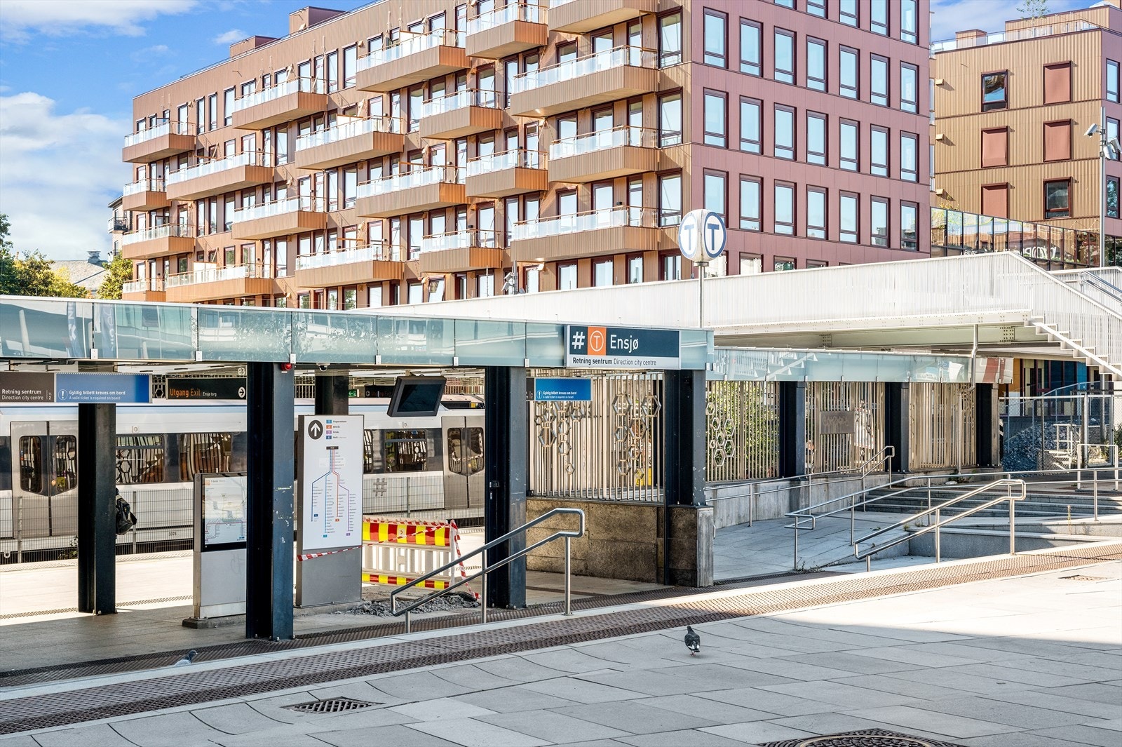 T-banestasjon også på Ensjø med kort gåavstand fra leiligheten. Galleribilde