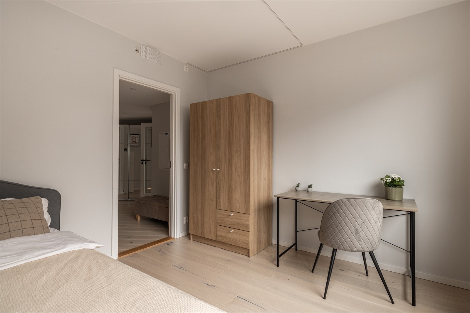 Det er god plass til en dobbeltseng, samt fleksible innredningsmuligheter. Galleribilde