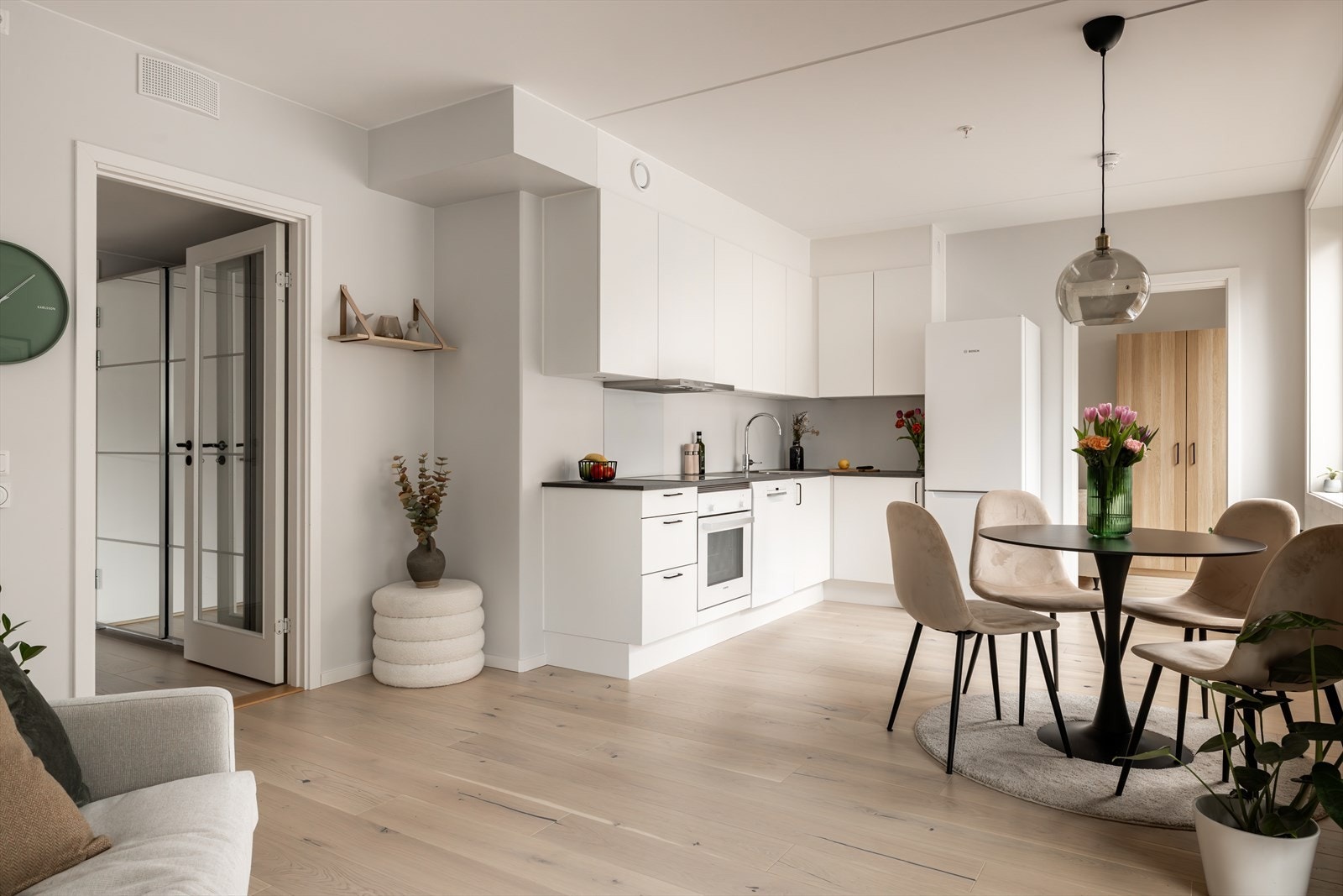 Moderne og åpen planløsning som skaper en romslig og innbydende atmosfære. Galleribilde