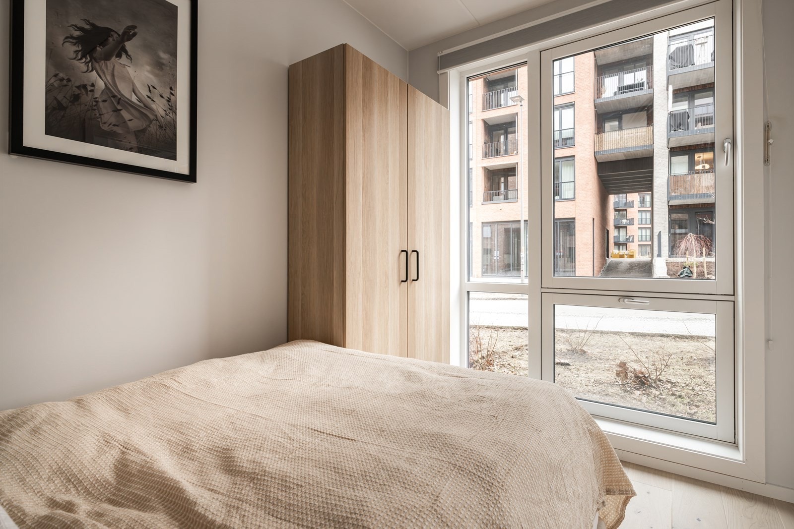 Naturlig lysinnslipp fra store vindusflater med gode luftemuligheter. Galleribilde