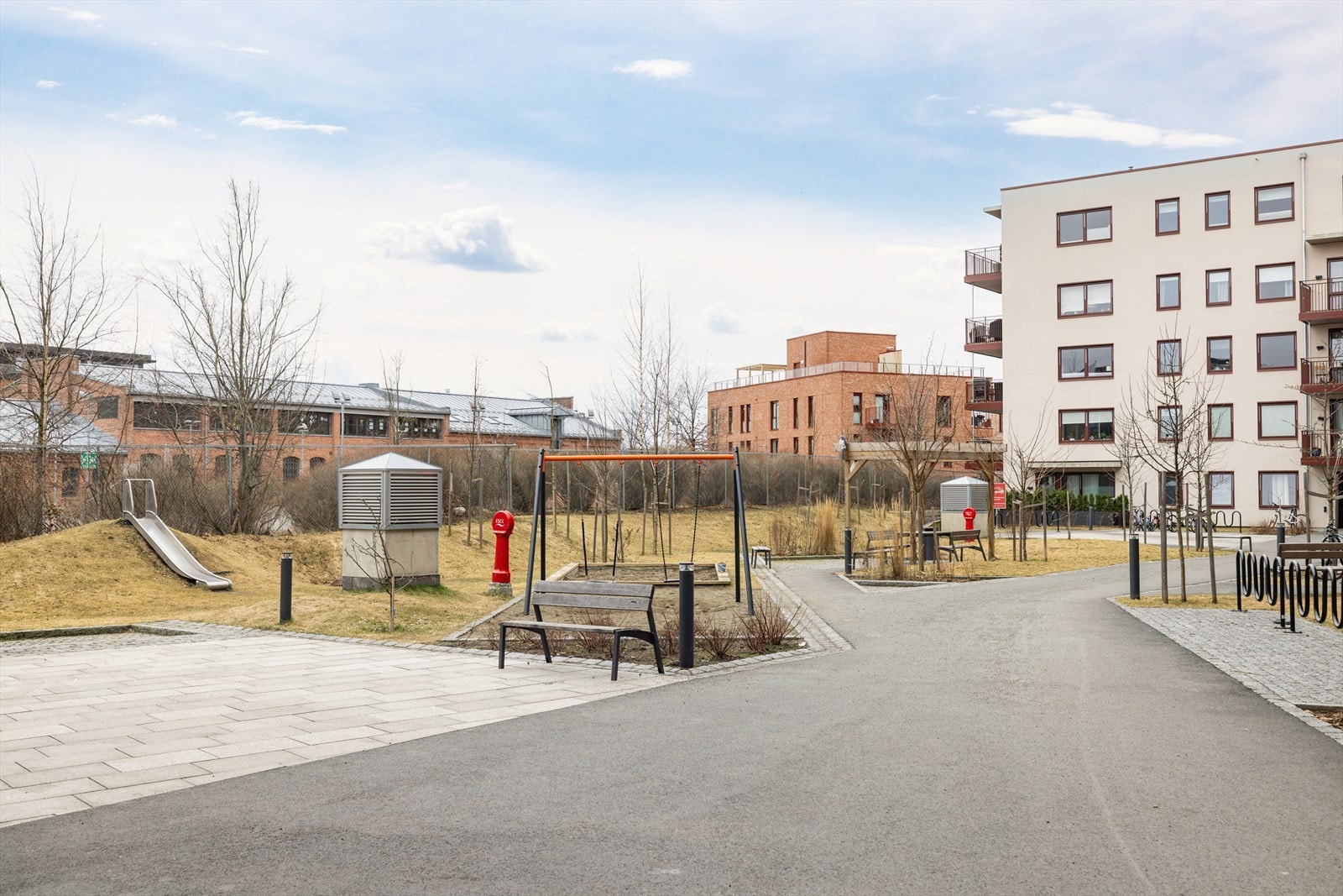 Leiligheten ligger sentralt, men samtidig tilbaketrukket på Ensjø. En bydel som har vært / er under stor utvikling, der gamle industriområder gradvis har blitt byttet ut med bo-, skole- og grøntområder. Galleribilde