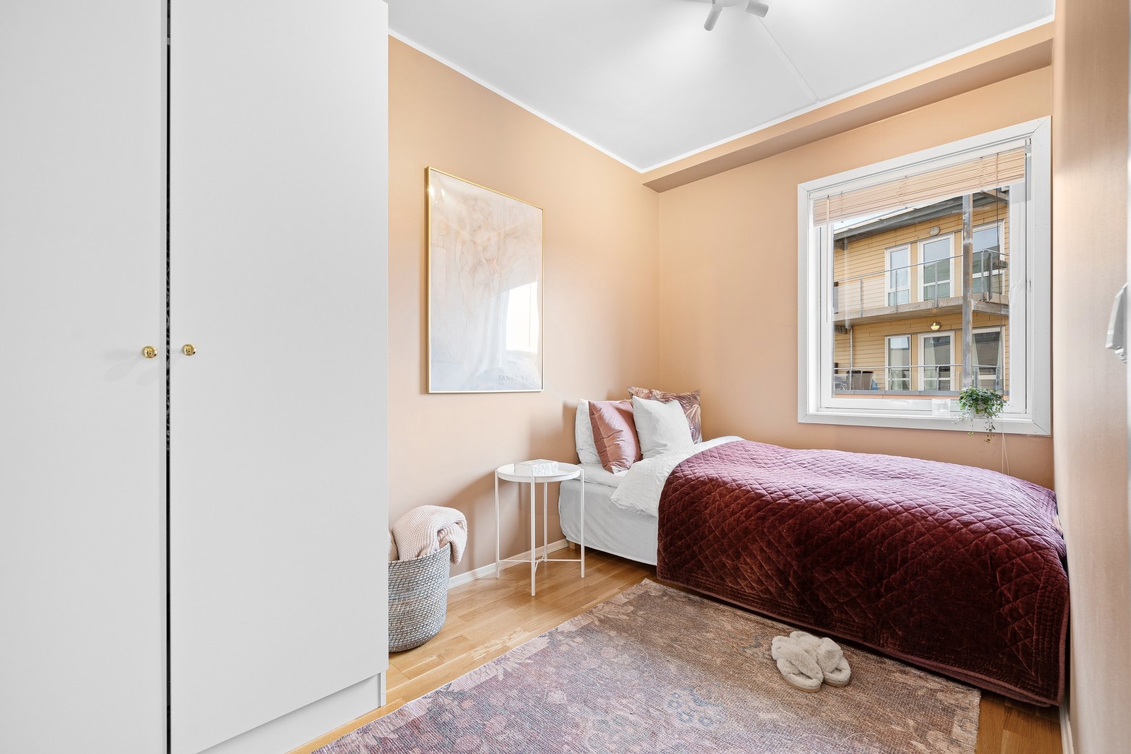 Soverom 2 er på 6,9 kvadratmeter. Galleribilde