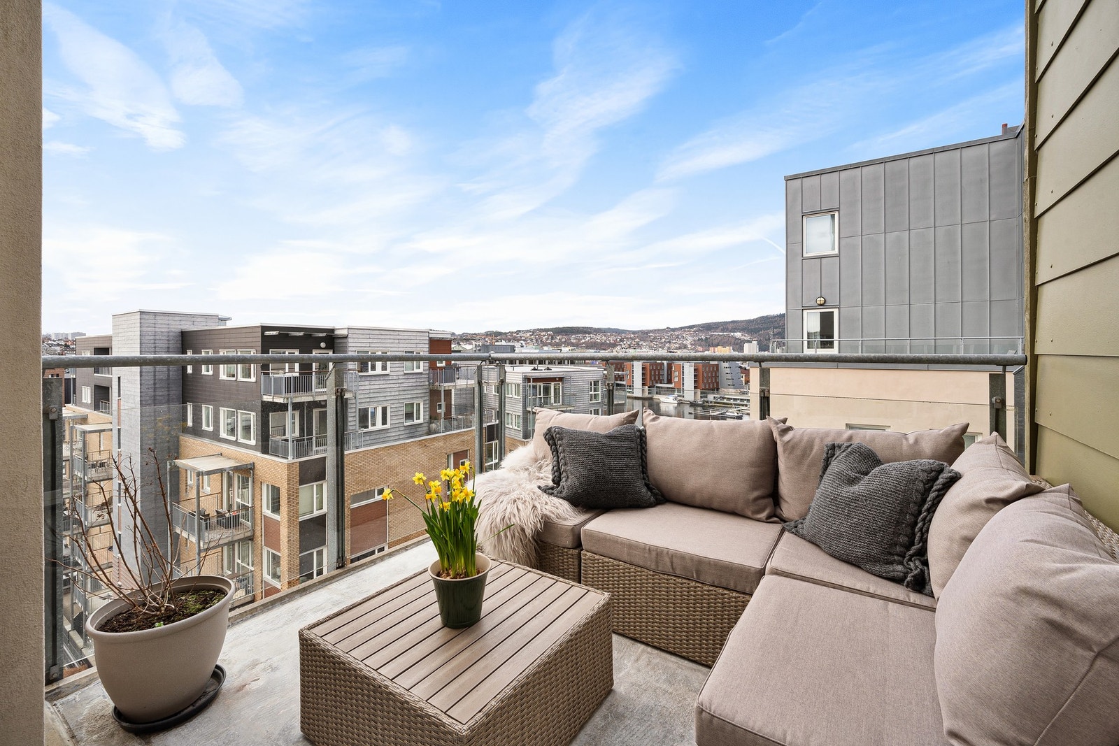 EiendomsMegler1 ved Markus Tangvik har gleden av å presentere en nydelig 3-roms leilighet i Dyre Halses gate 13 på Solsiden. Galleribilde