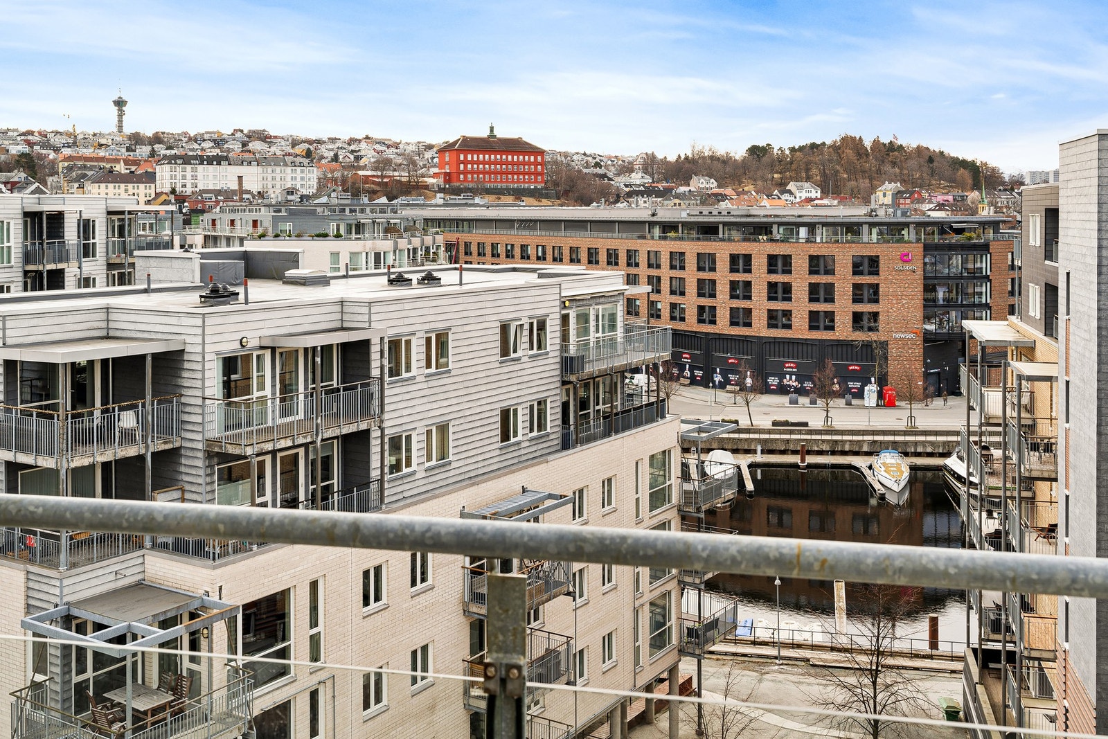 Flott utsikt og gode solforhold på balkongen. Galleribilde