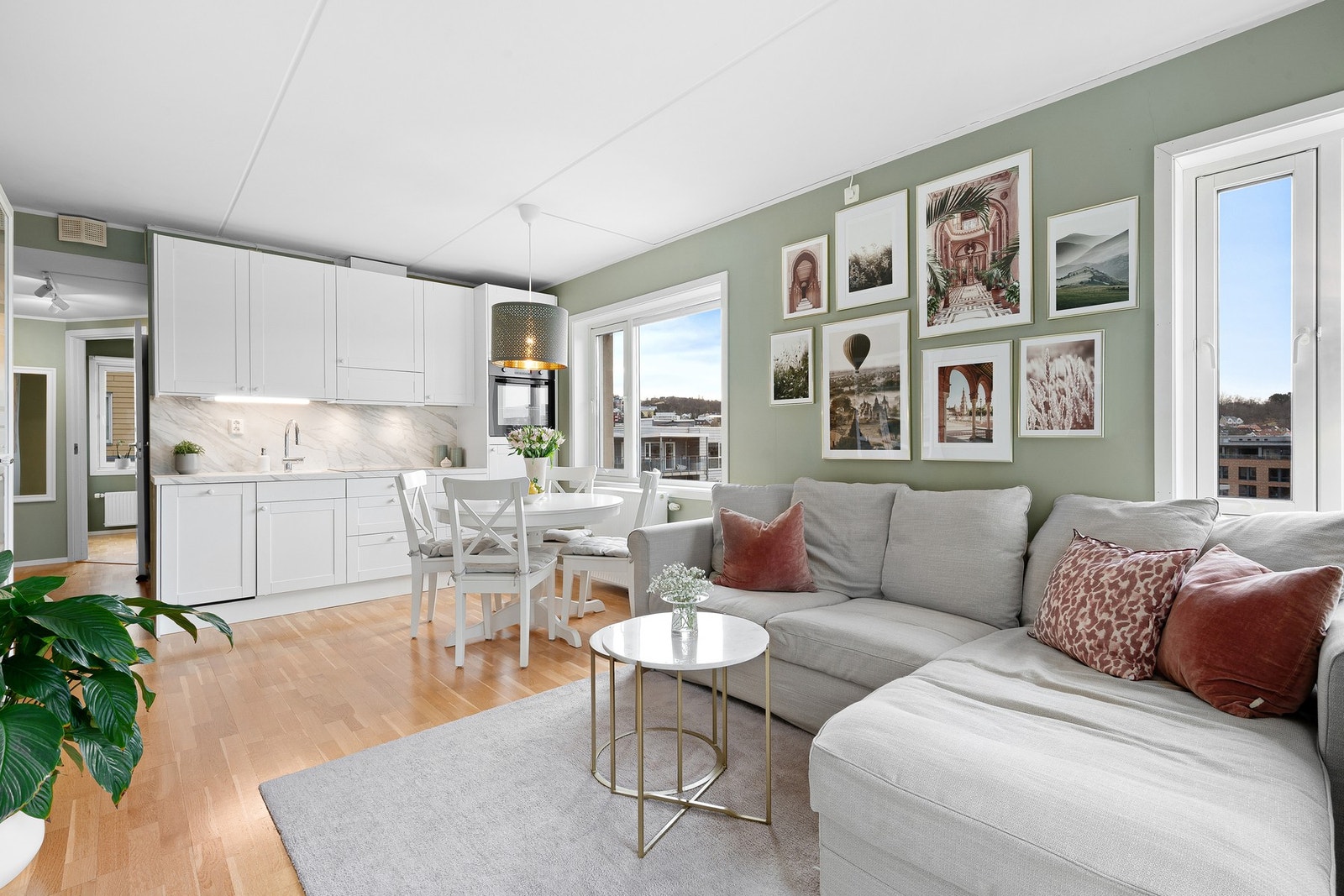 Stue/kjøkken er på 19,6 kvadratmeter med god plass til sofagruppe og spisebord. Galleribilde