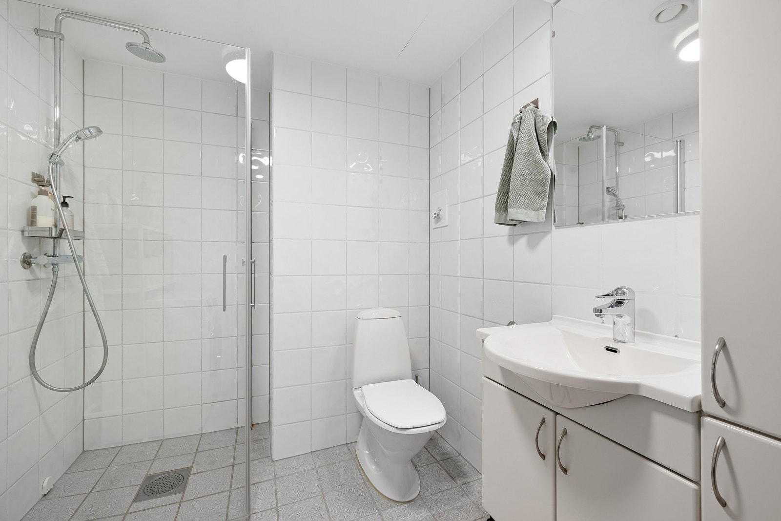 Lyst baderom på 4,4 kvadratmeter. Galleribilde