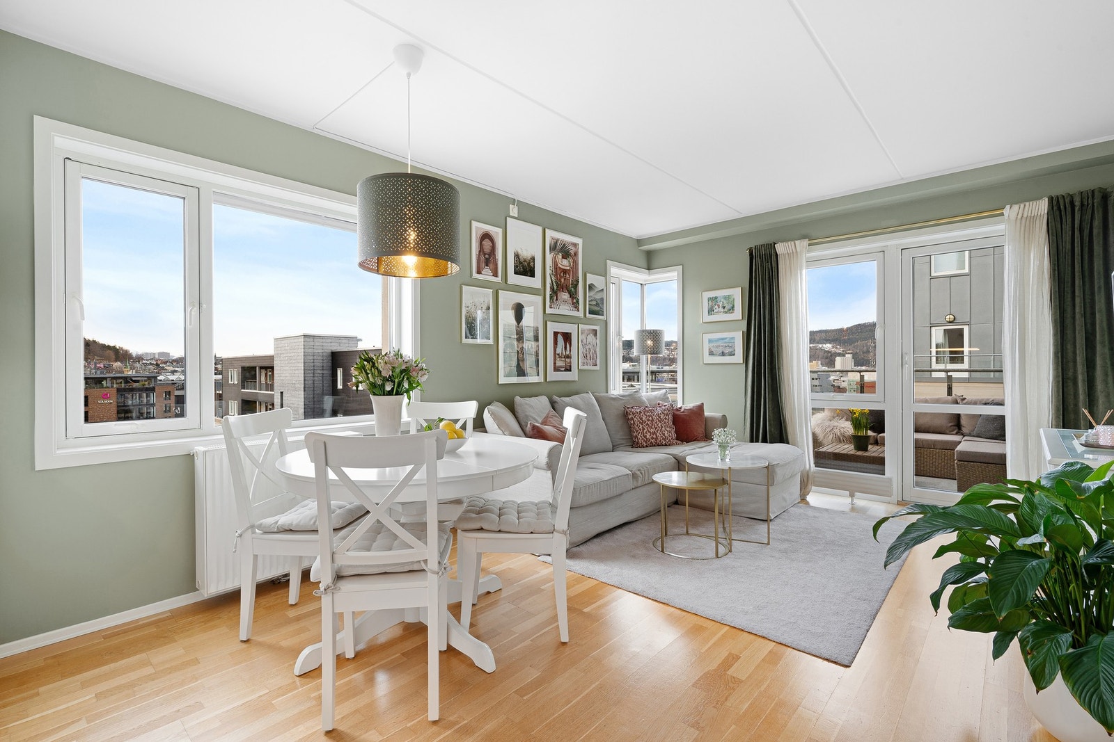 Leiligheten ligger i 7 etasje med fantastisk utsikt og gode solforhold. Galleribilde