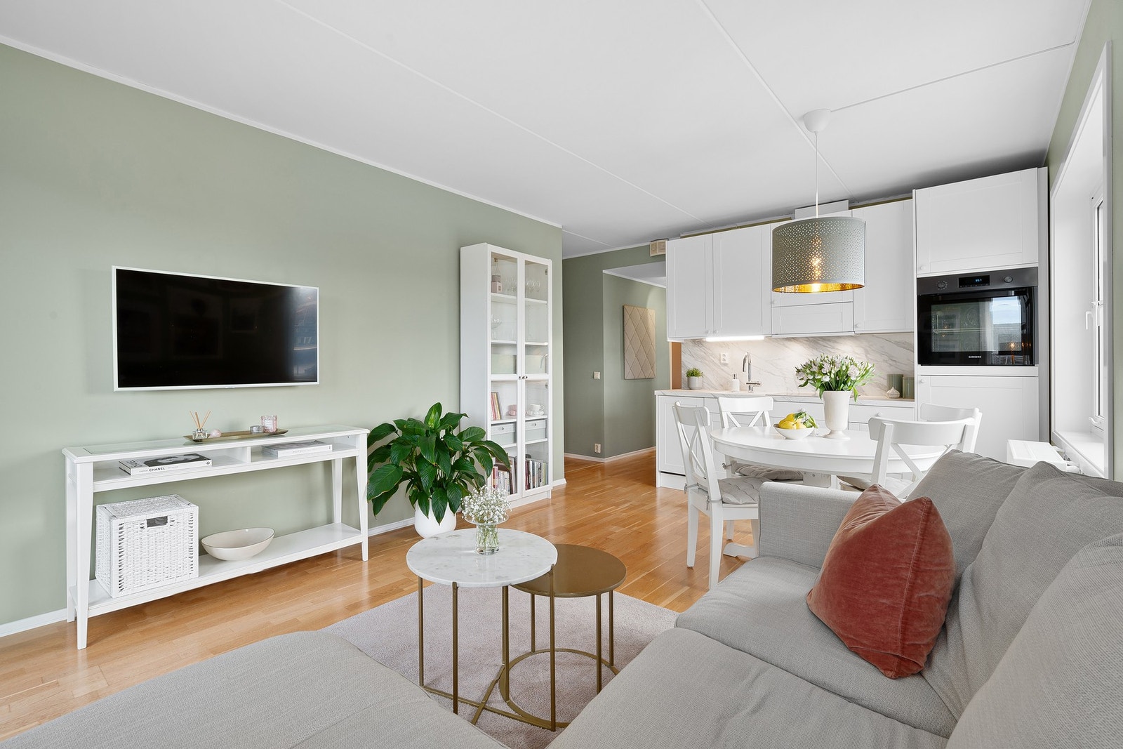 Leiligheten har store oppholdsrom som er lette å innrede. Galleribilde